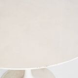 Vintage round table with tulip foot by Maurice Burke for Arkana. Aluminum + lacquered wood. United Kingdom, 60