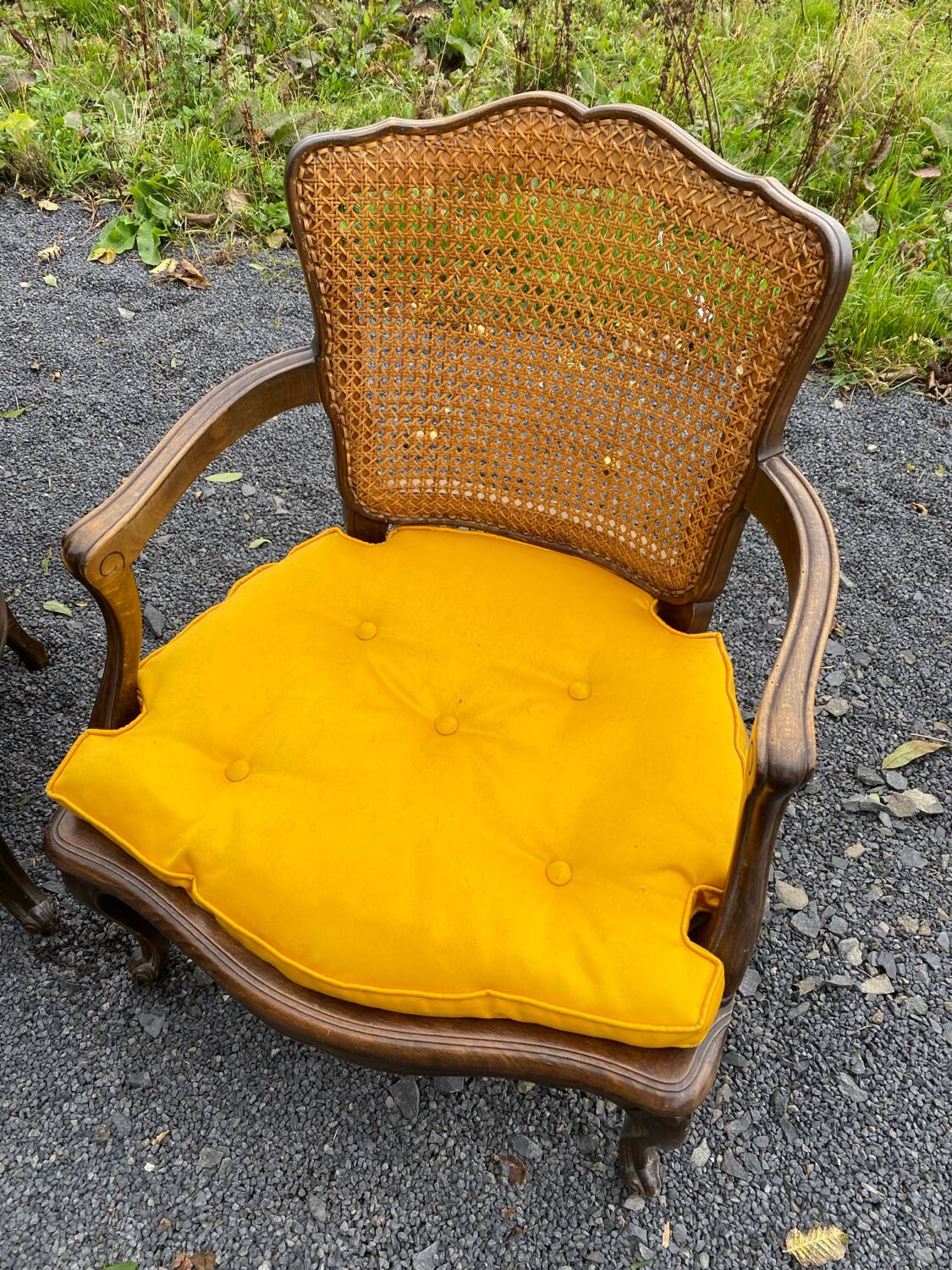Paire de fauteuils cannés de style Louis XV