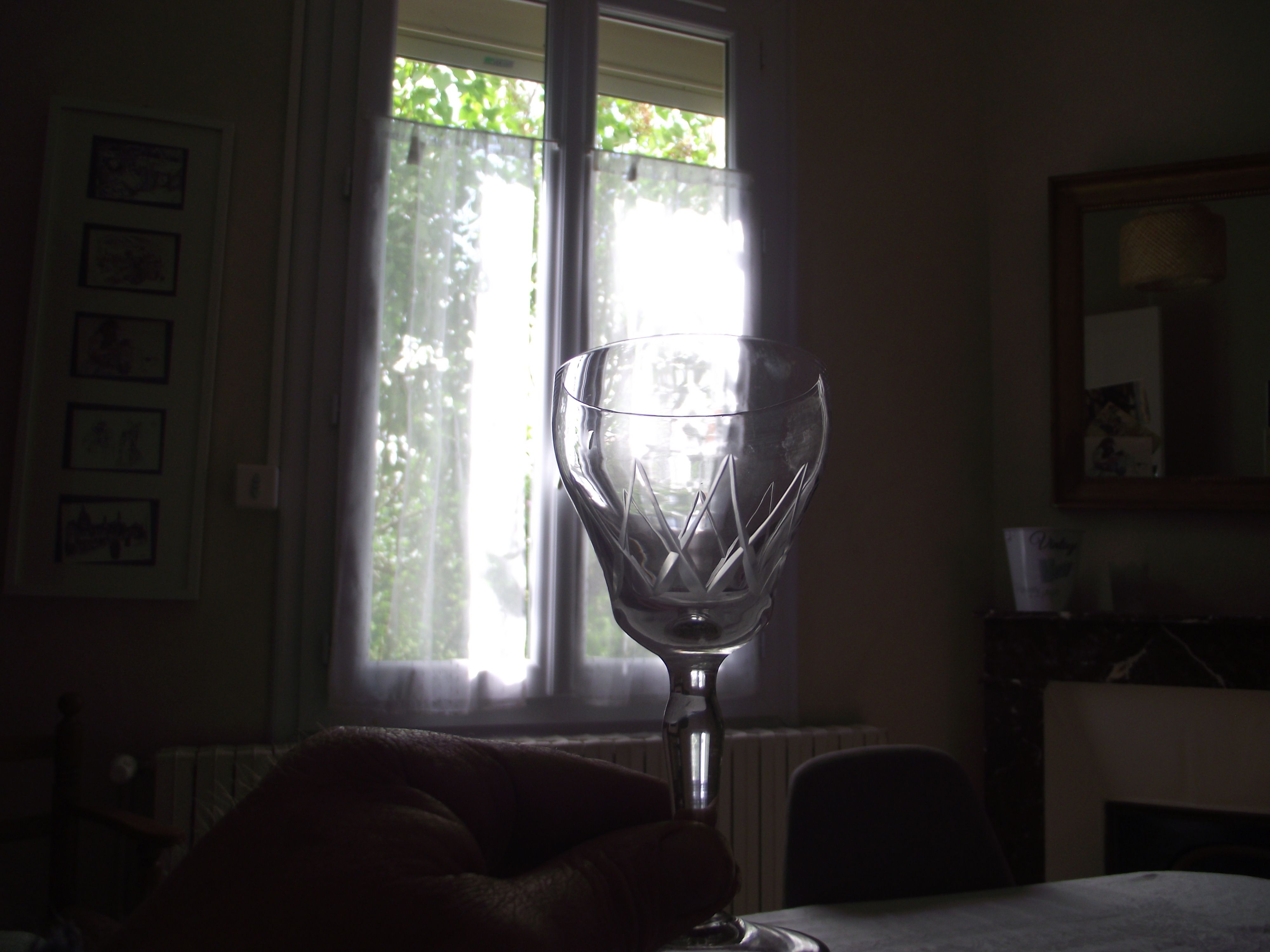 12 glasses Crystal cut sweet wine says glasses to "Monbazillac"