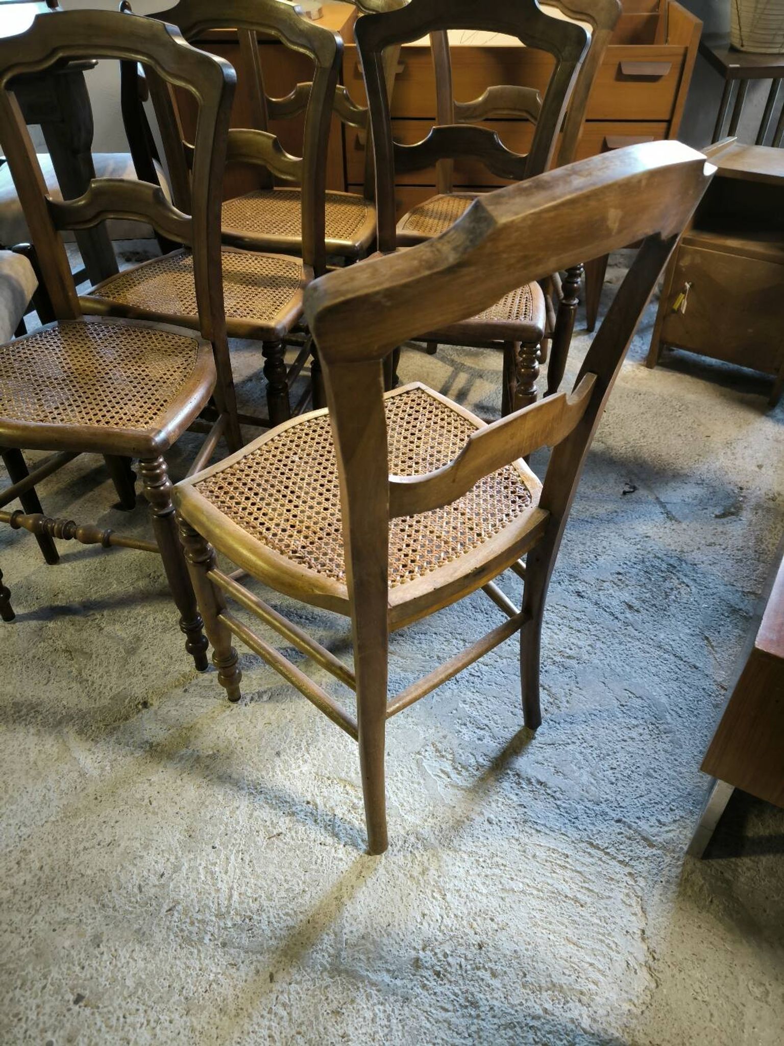 Série de 6 chaises en noyer massif et cannage vers 1870