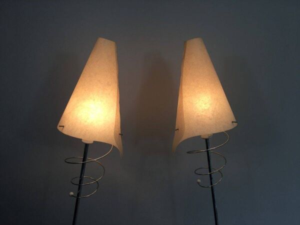 Paire de lampadaires de parquet design composés de bases en métal laqué, chrome et abat-jours design de plastique blancs