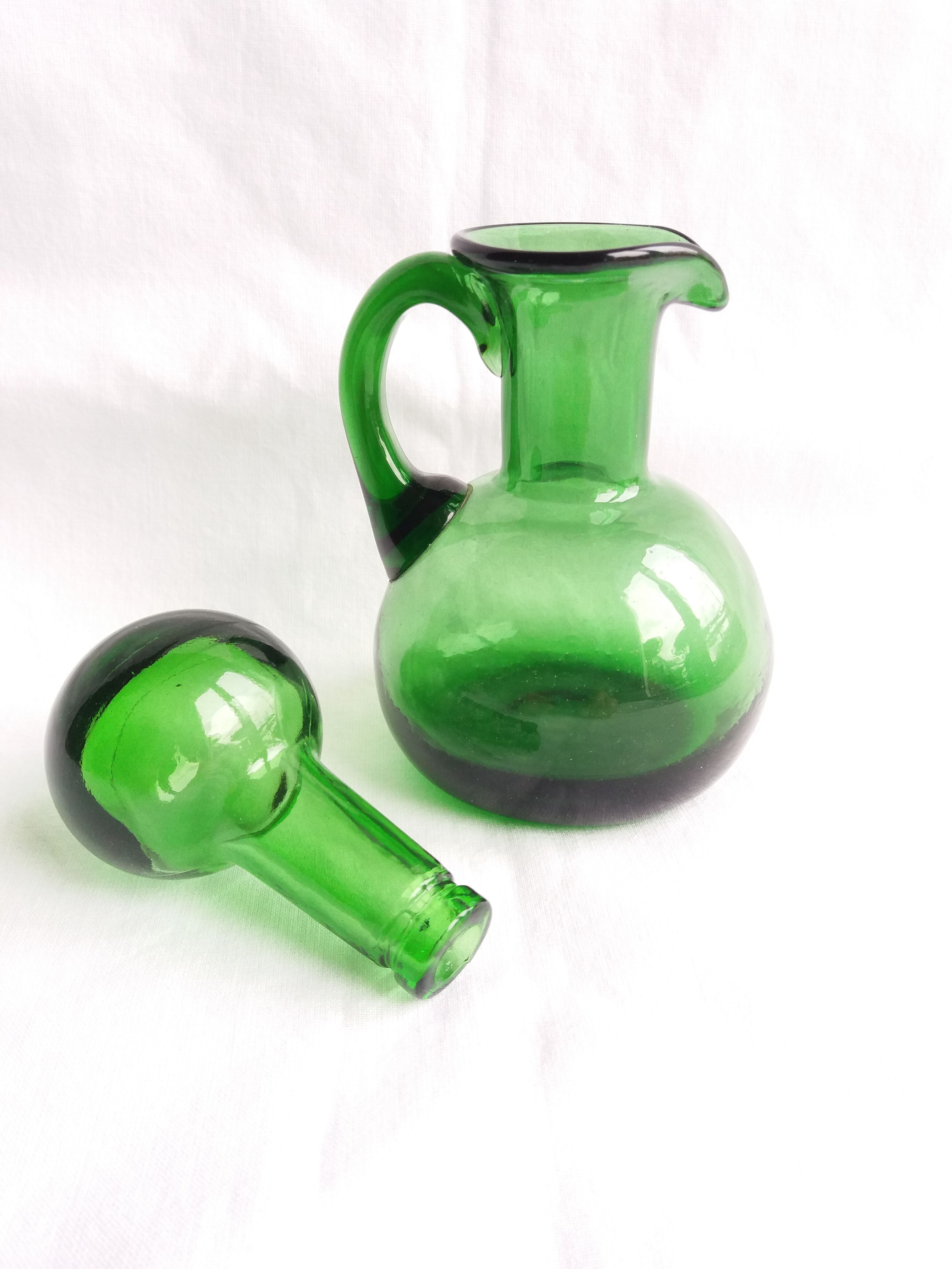 Pichet fiole de chimie en verre vert