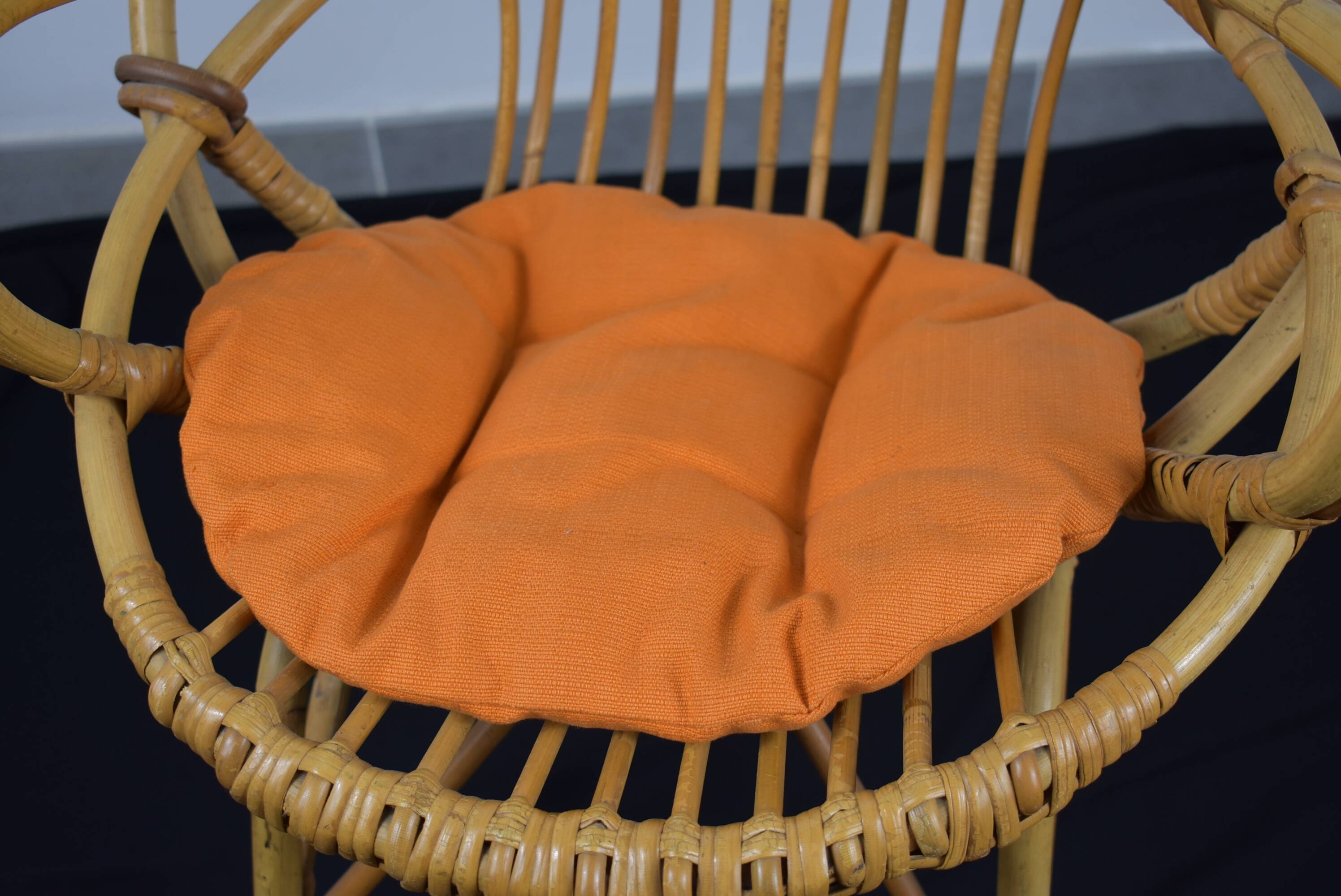 Fauteuil en osier enfant avec coussin orange