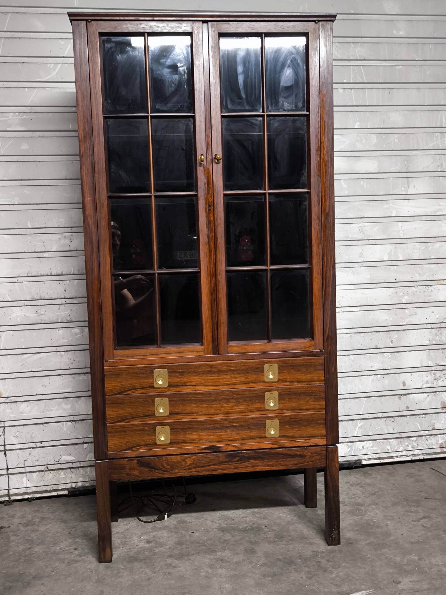 Vintage 1960s Scandinavian display cabinet in rosewood.