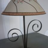 Lampe avec volutes en fer forgé et abat-jour ancien
