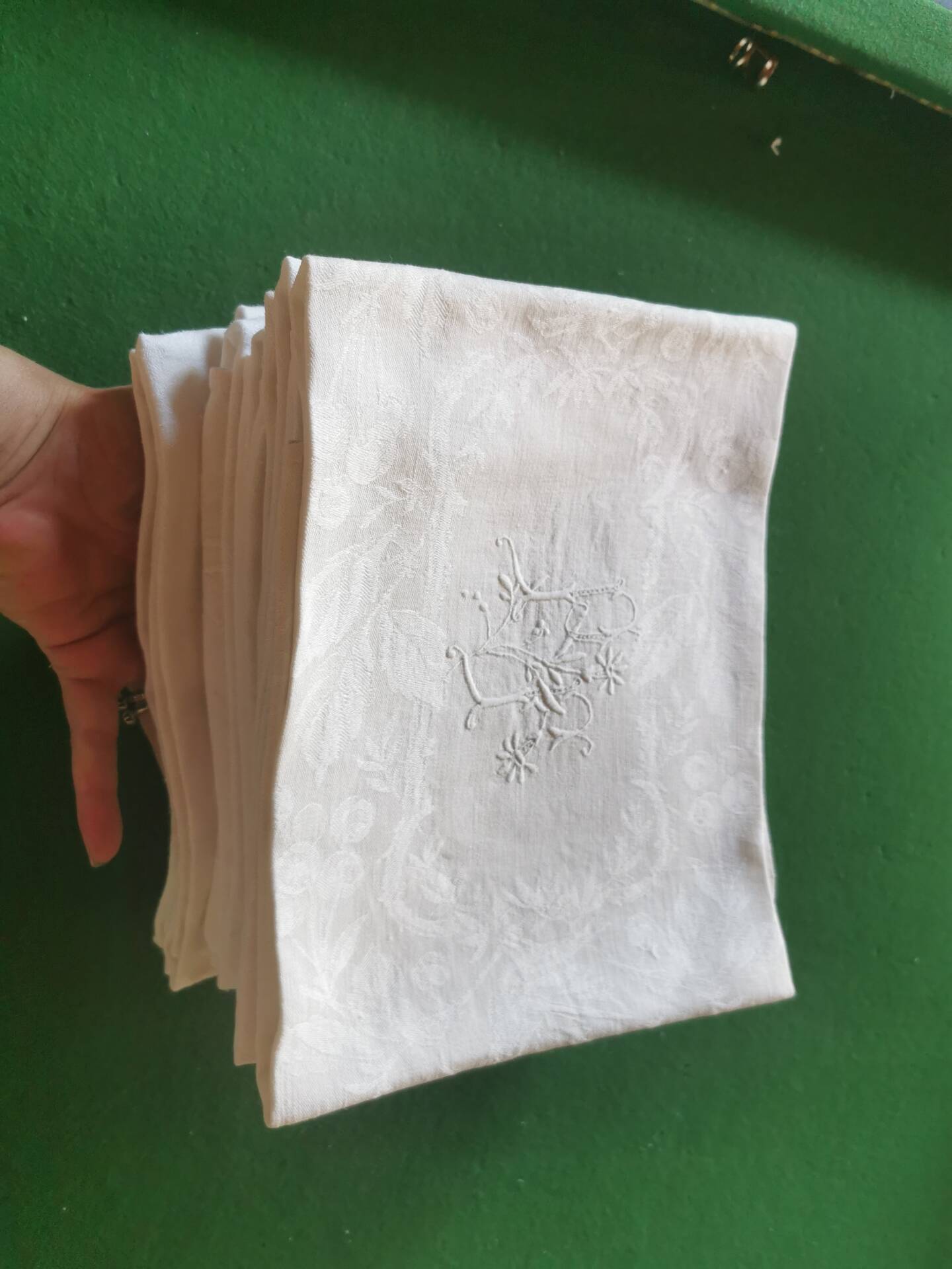 12 damask linen table napkins with an antique silk monogram from the 19th century.