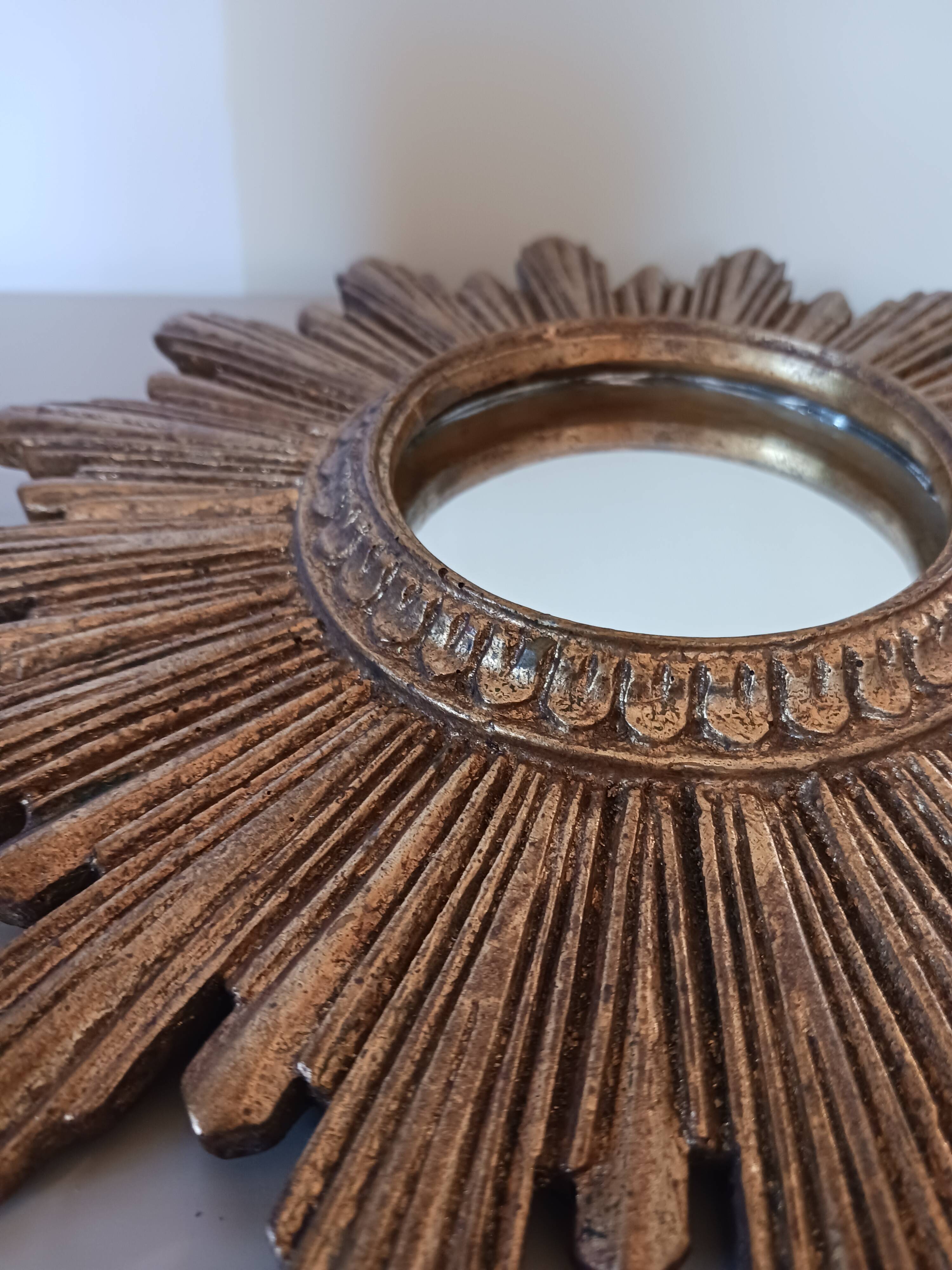Miroir soleil vintage , en bois doré .