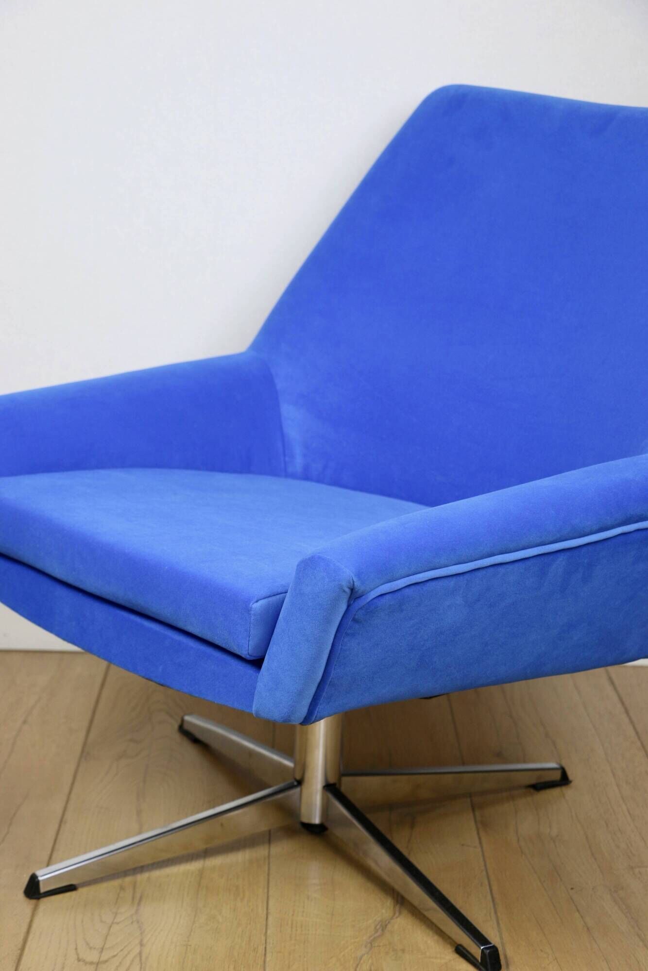 Vintage swivel armchair from DDR blue cornflower velvet from the Jade series