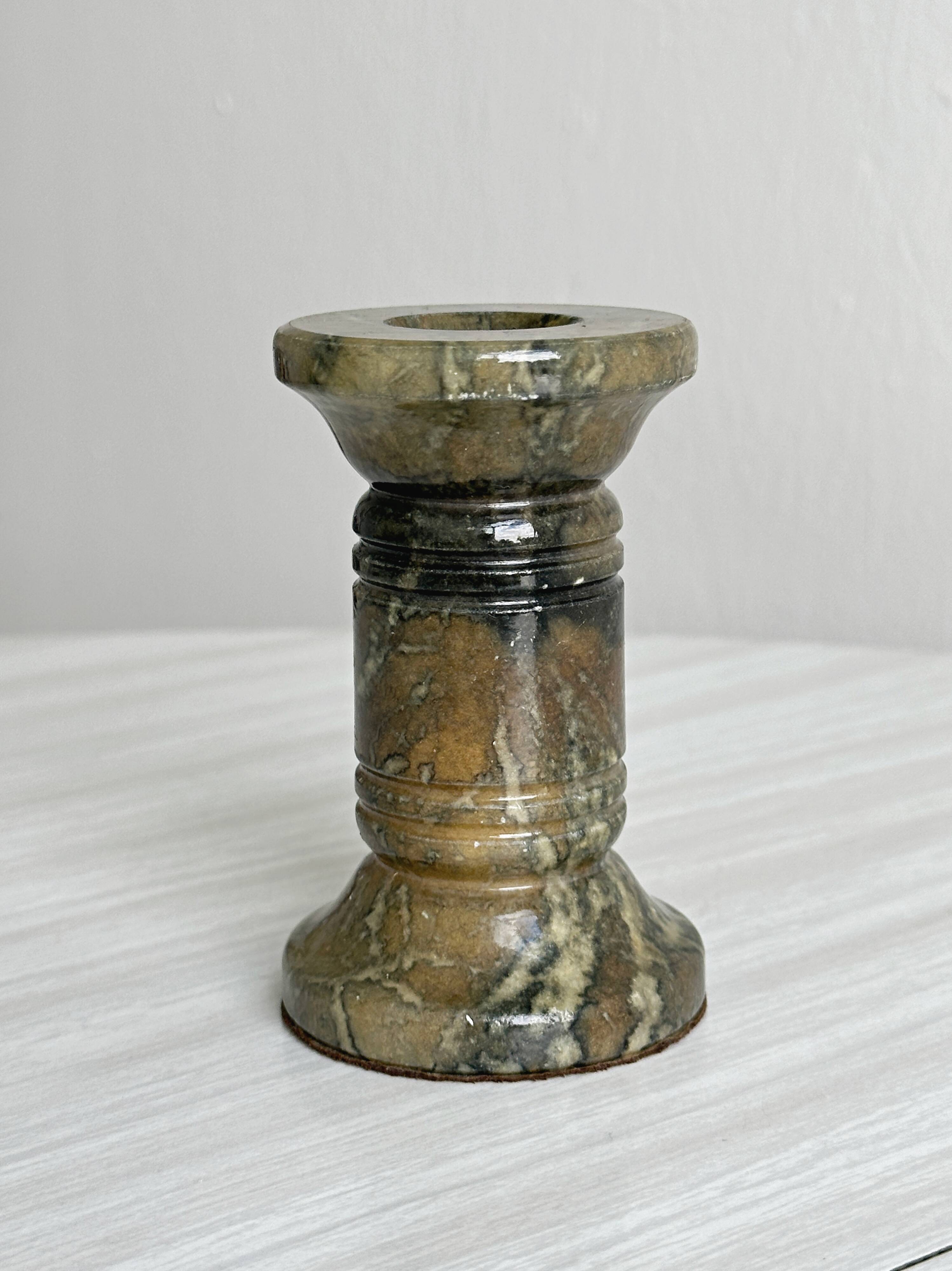 Bougeoir en marbre vert nervuré