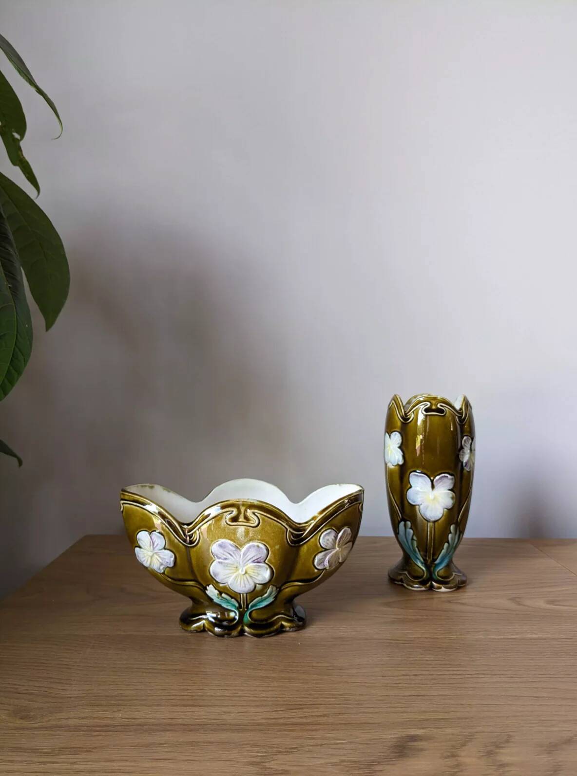 Paire de vases en barbotine