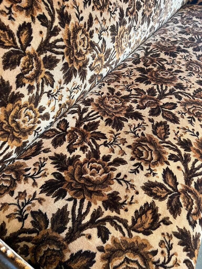 Canapé vintage en velours marron fleuri