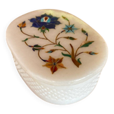 Boite en albâtre blanc et décor floral incrusté