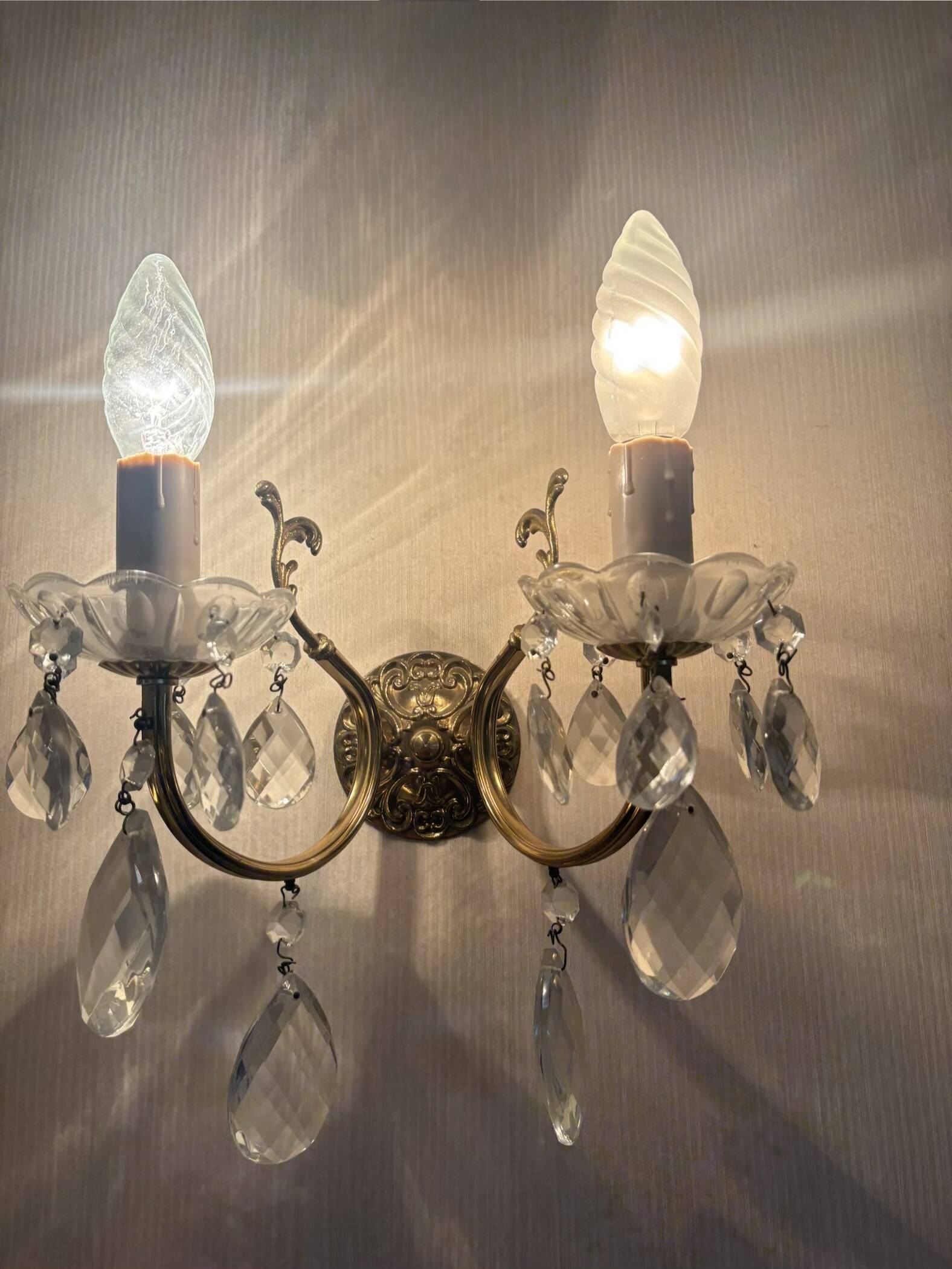 Ensemble de réception en laiton massif et cristal – 2 lustres et 2 applique
