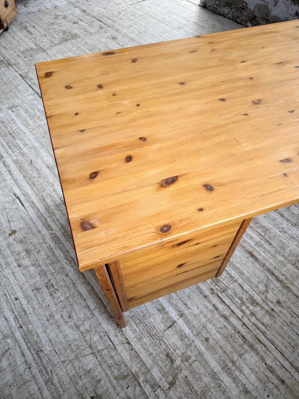 Bureau pin suédois style aperldoon 1970