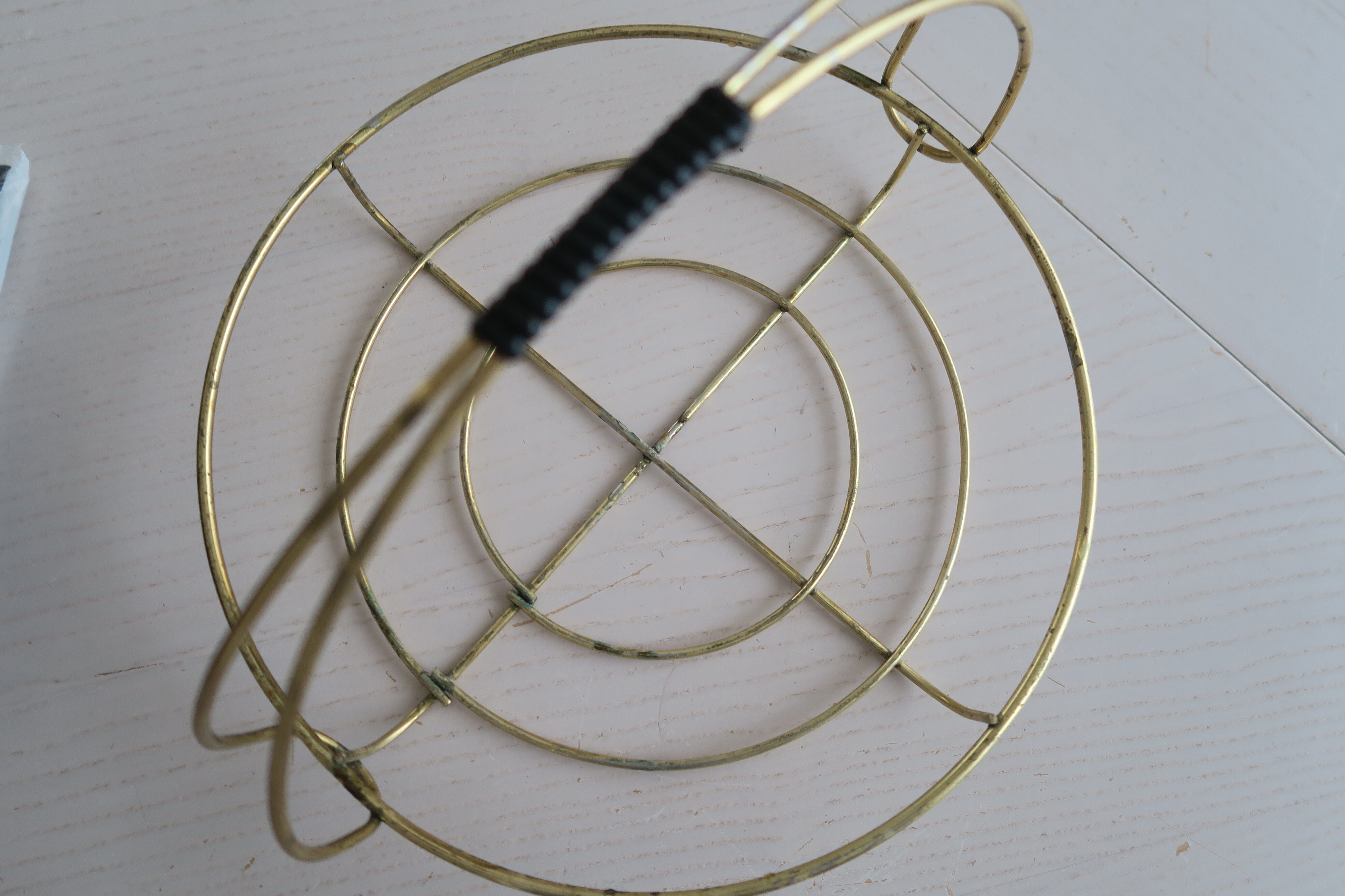 3 raviers céramique vintage assortis 1950-60 dans panier laiton poignée scoubidou