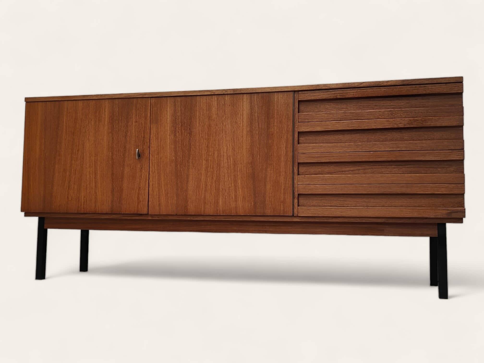 Buffet du milieu du siècle