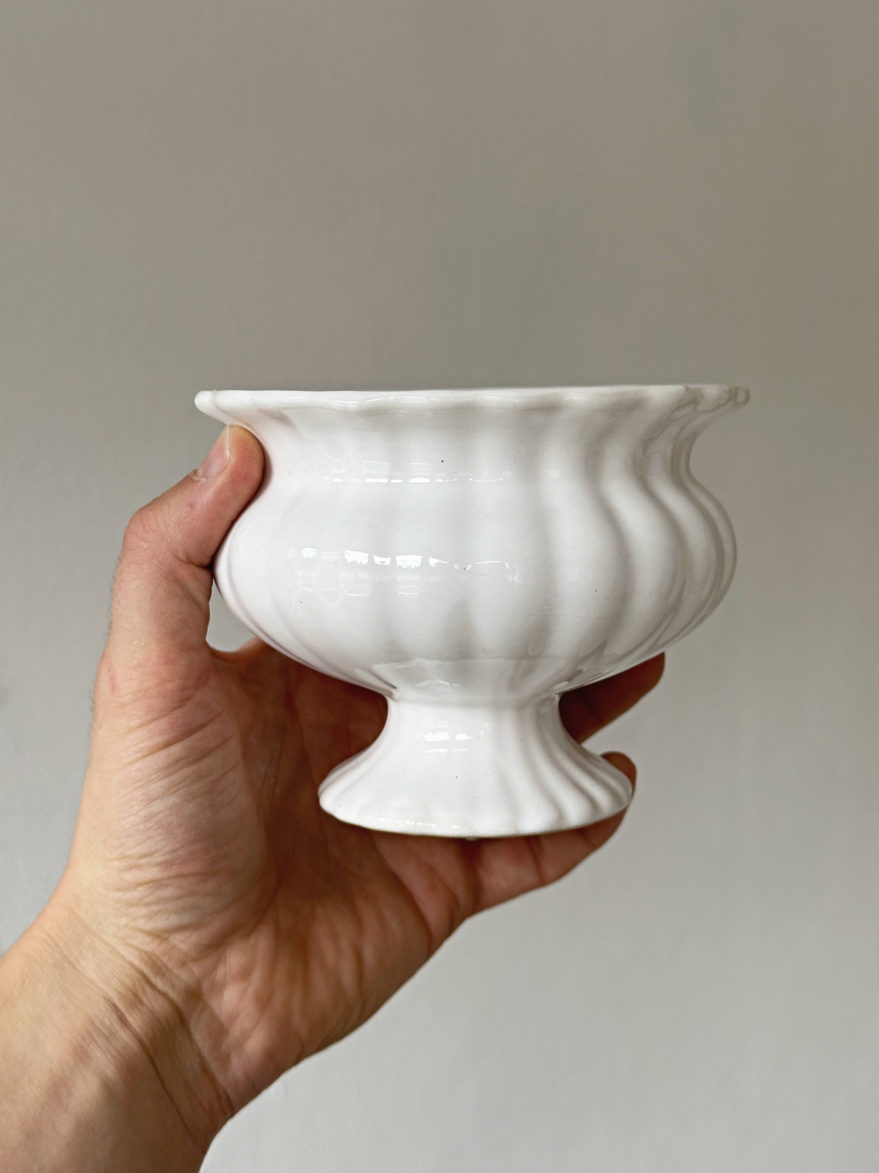 White ribbed ceramic cache-pot