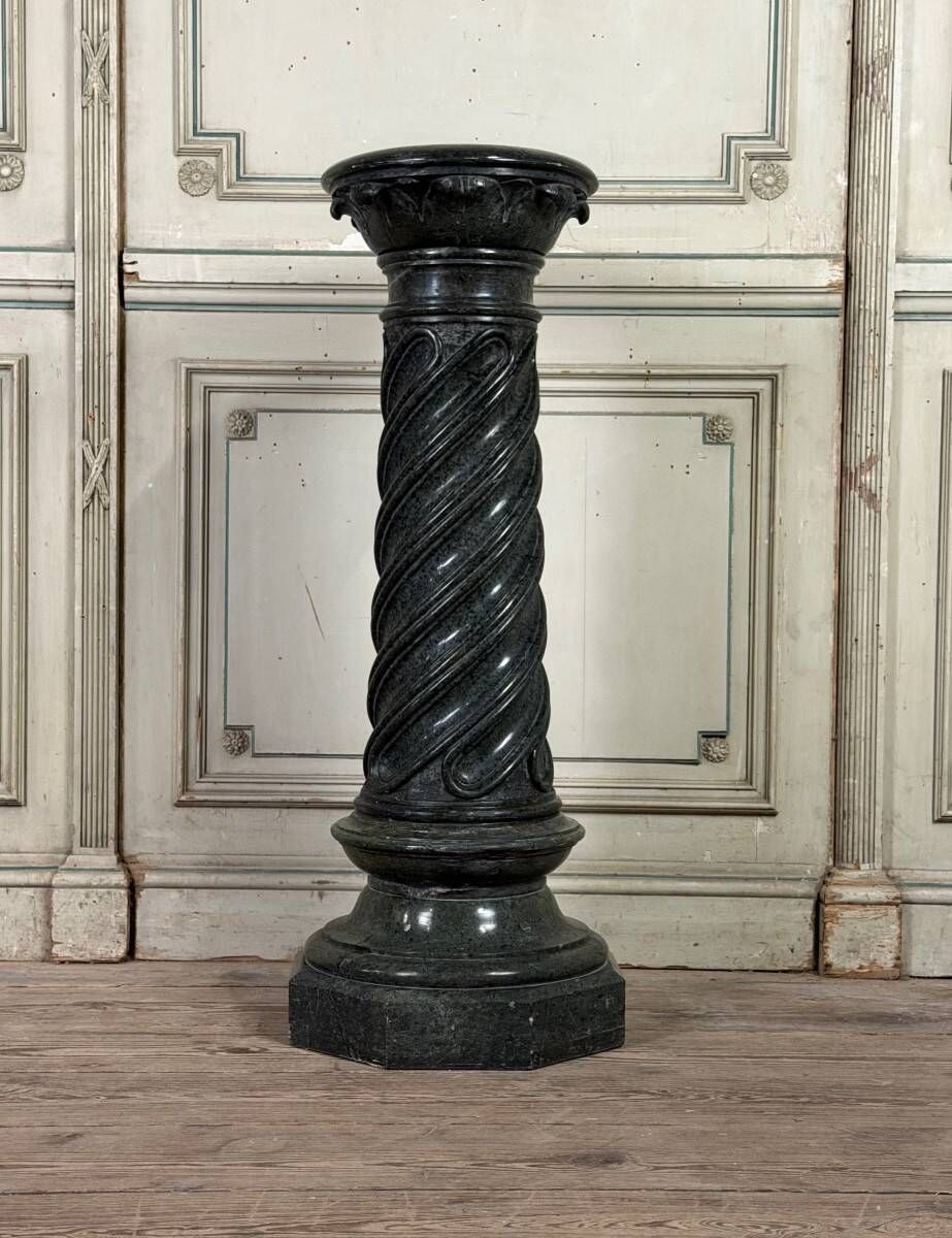 Column in green serpentine marble, shaft sculpted in a spiral, circa 1880