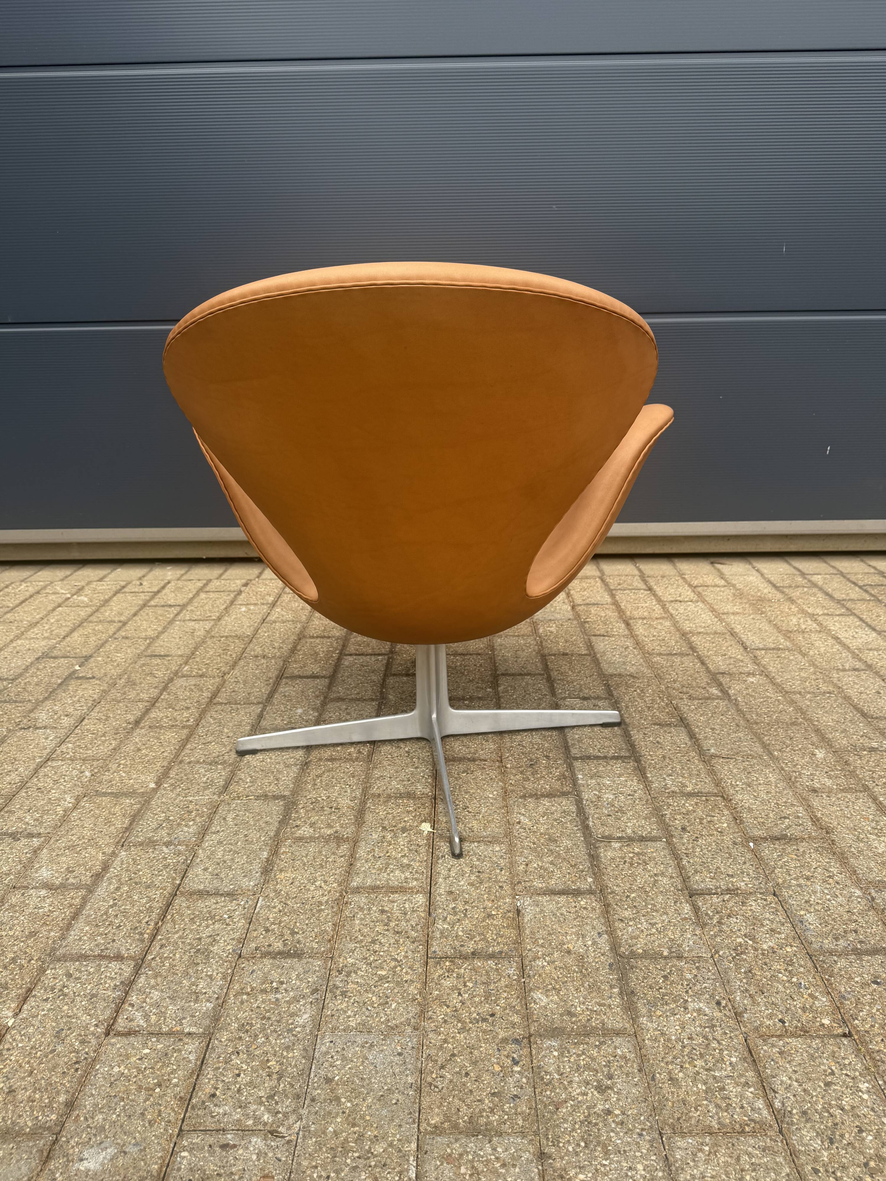 Fritz Hansen Swan Chair 05-‘67 Cognac Camel leather AS NEW