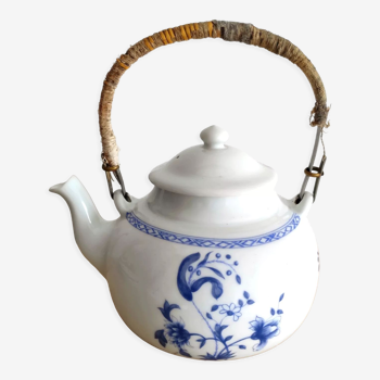 Teapot in porcelain of Paris