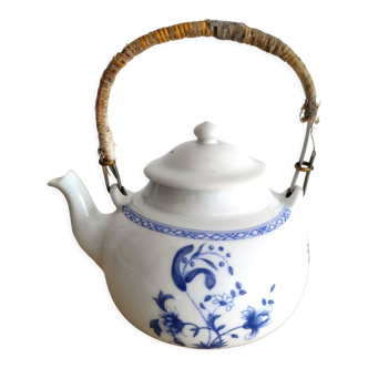 Teapot in porcelain of Paris