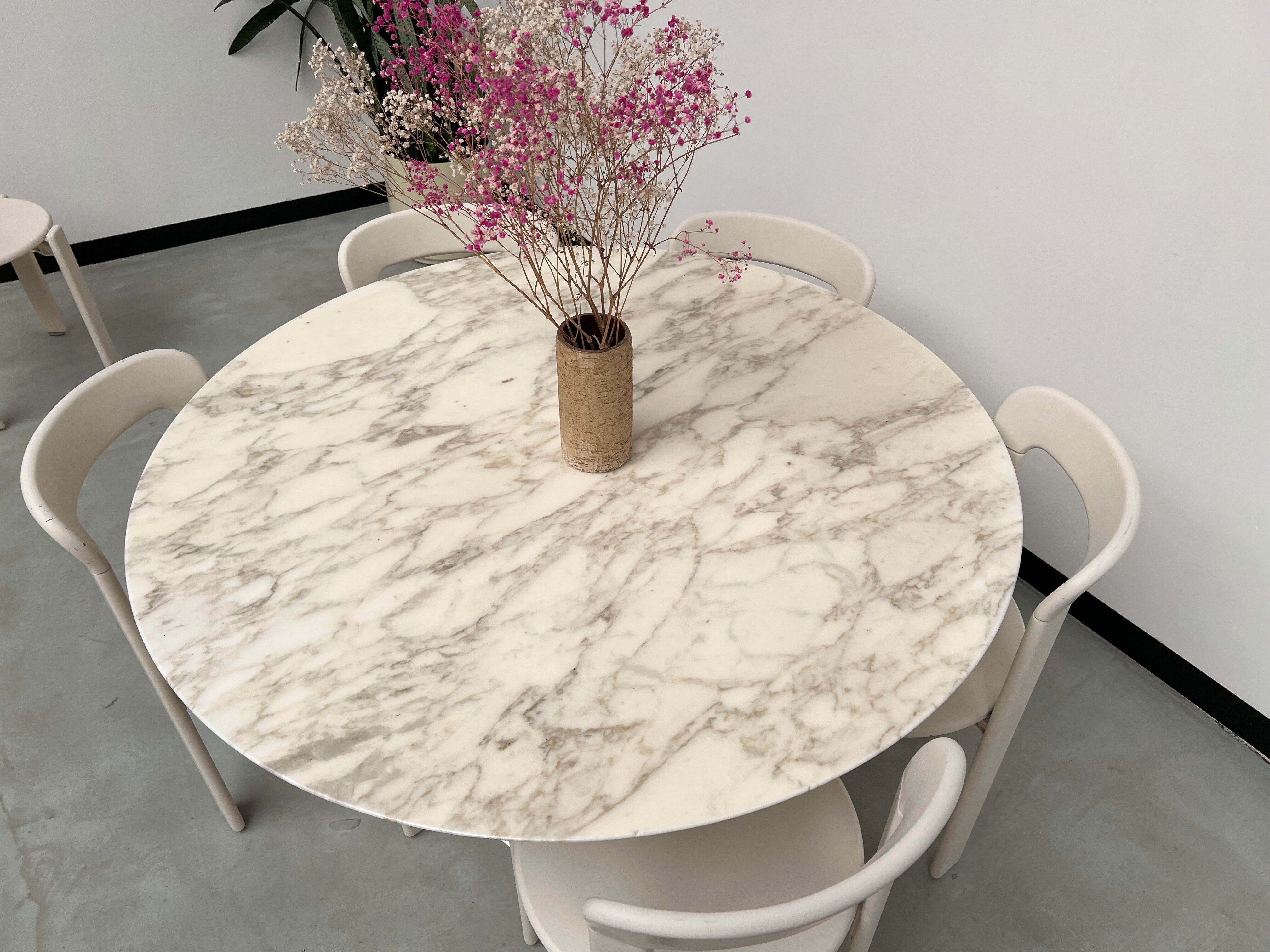 Florence Knoll round table, marble top and tulip base, circa 1960, Eero Saarinen