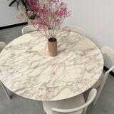 Florence Knoll round table, marble top and tulip base, circa 1960, Eero Saarinen