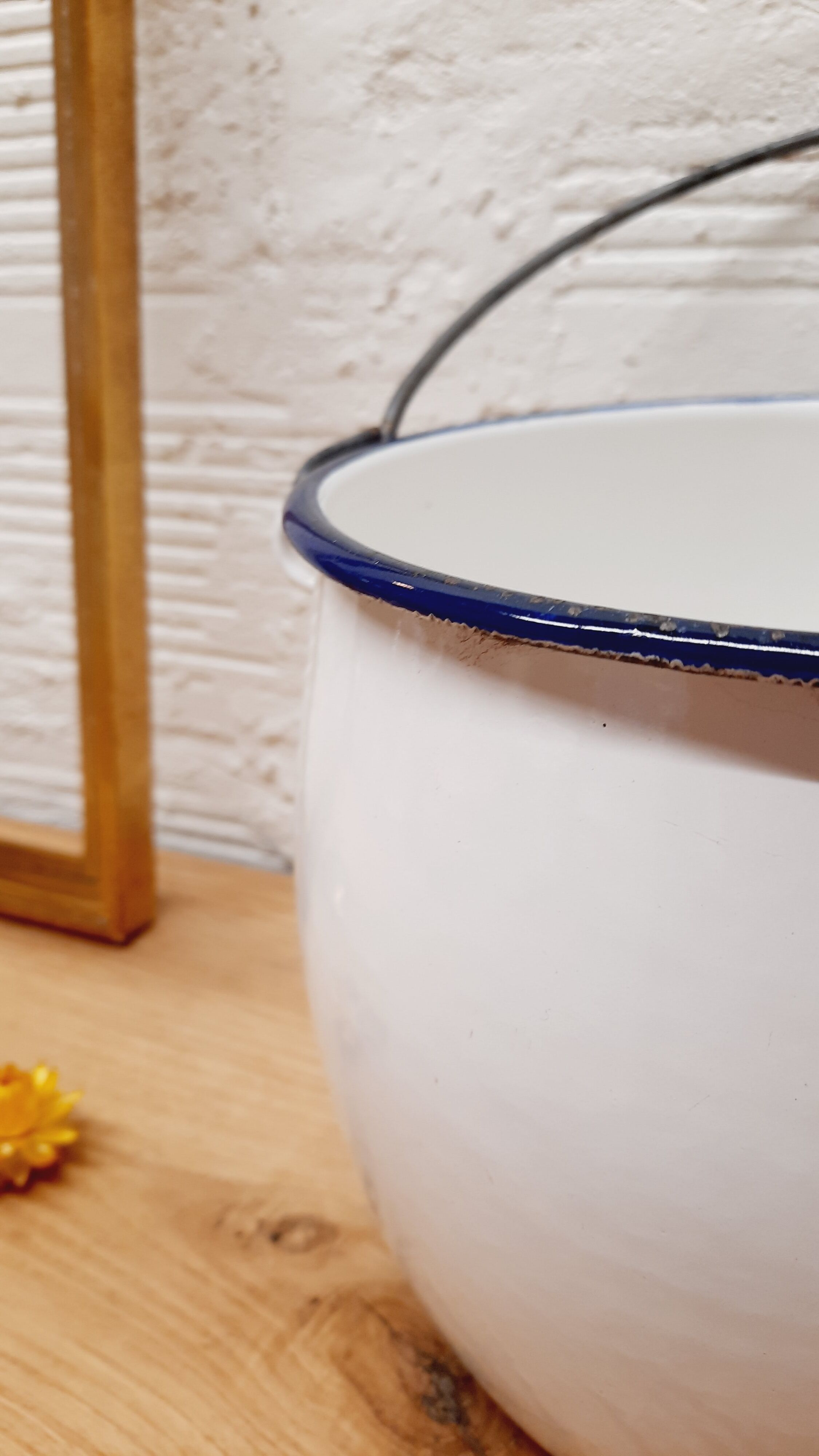 Enamelled sheet metal bucket