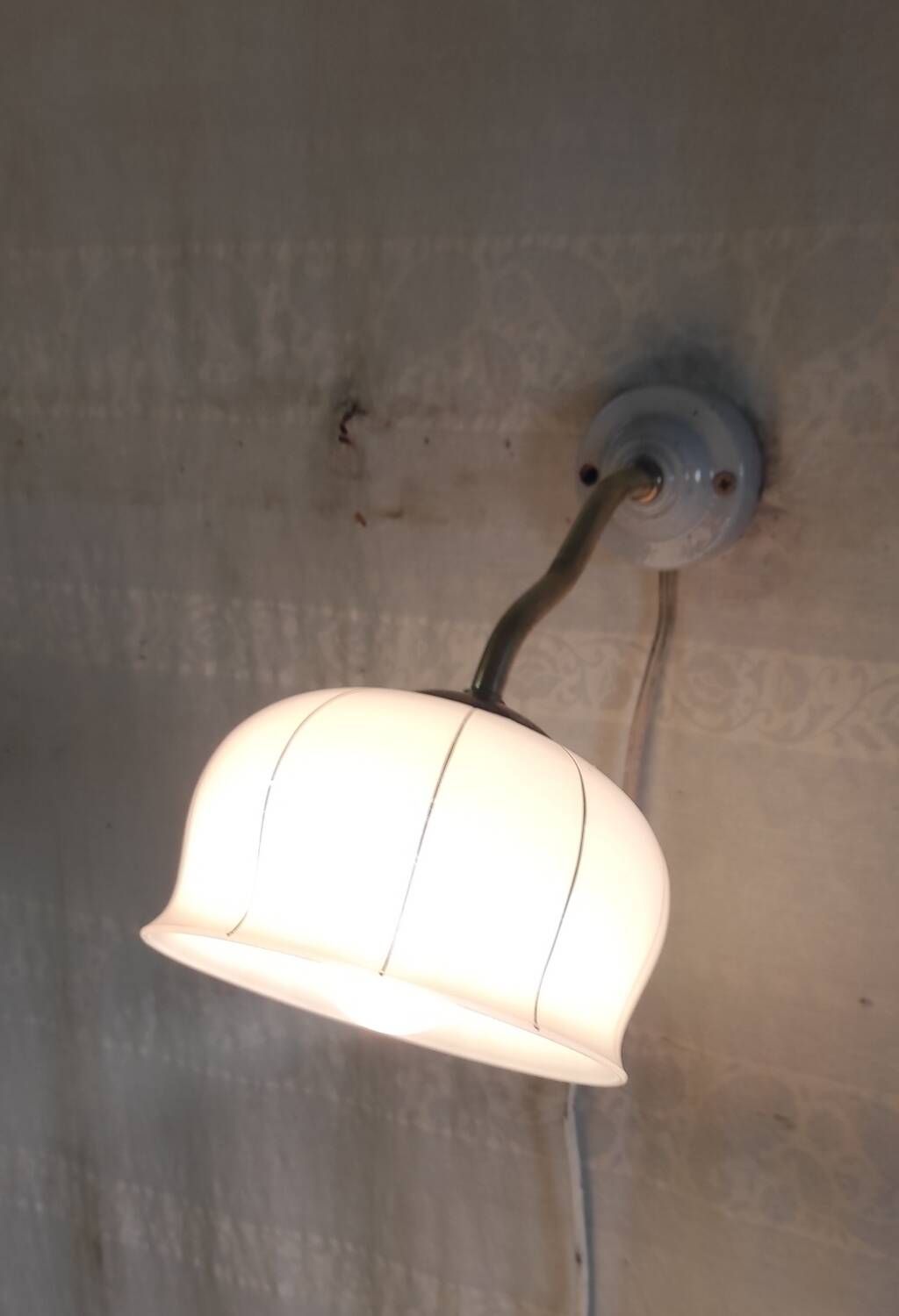 Vintage wall light in brass, porcelain and opaline - mid 20th century.