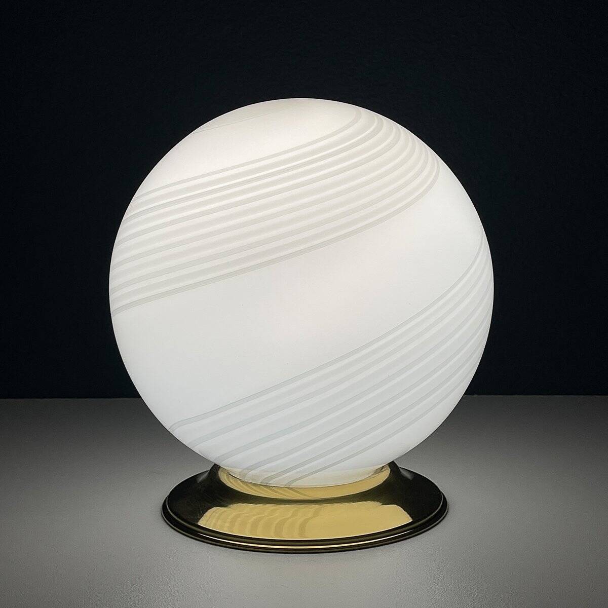 Vintage table lamp in white Murano glass, Italy, 1970s.