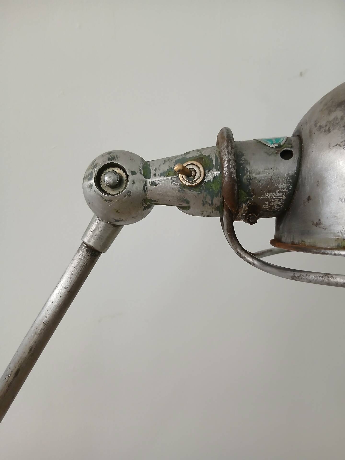 Jieldé lamp with 2 articulated metal arms, industrial style.