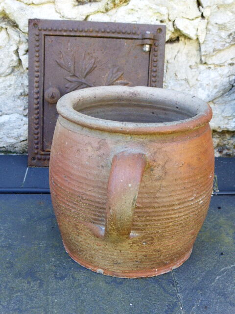 Sandstone pot with handle