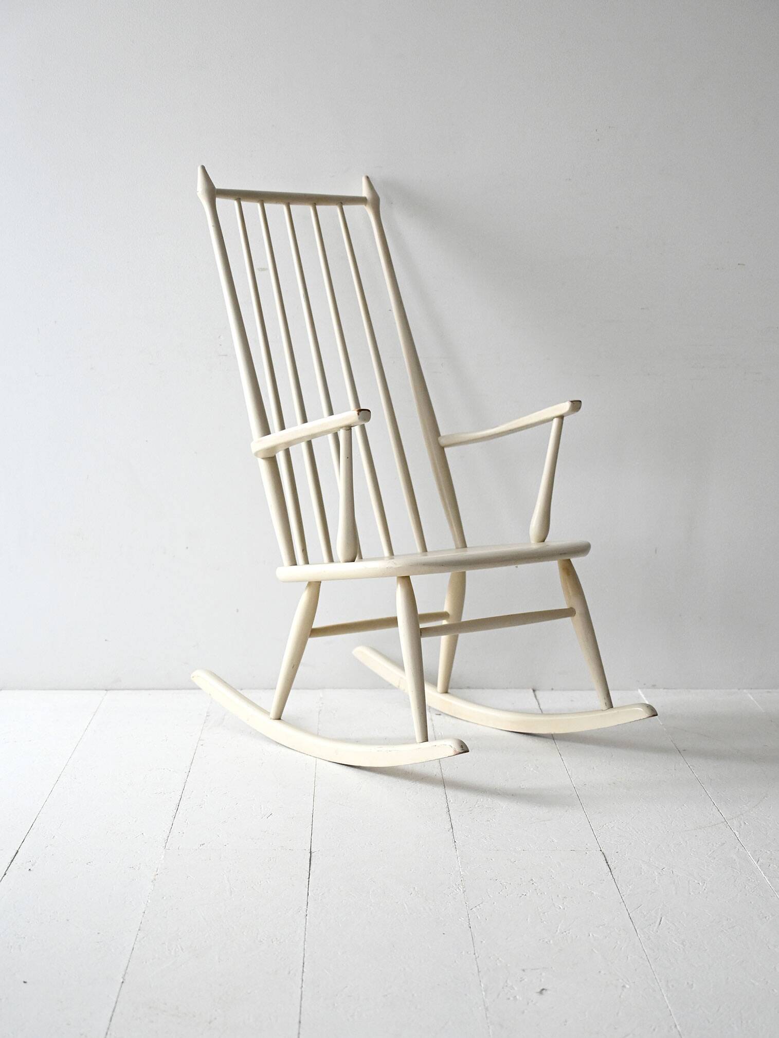 Fauteuil à bascule scandinave vintage en bois laqué blanc