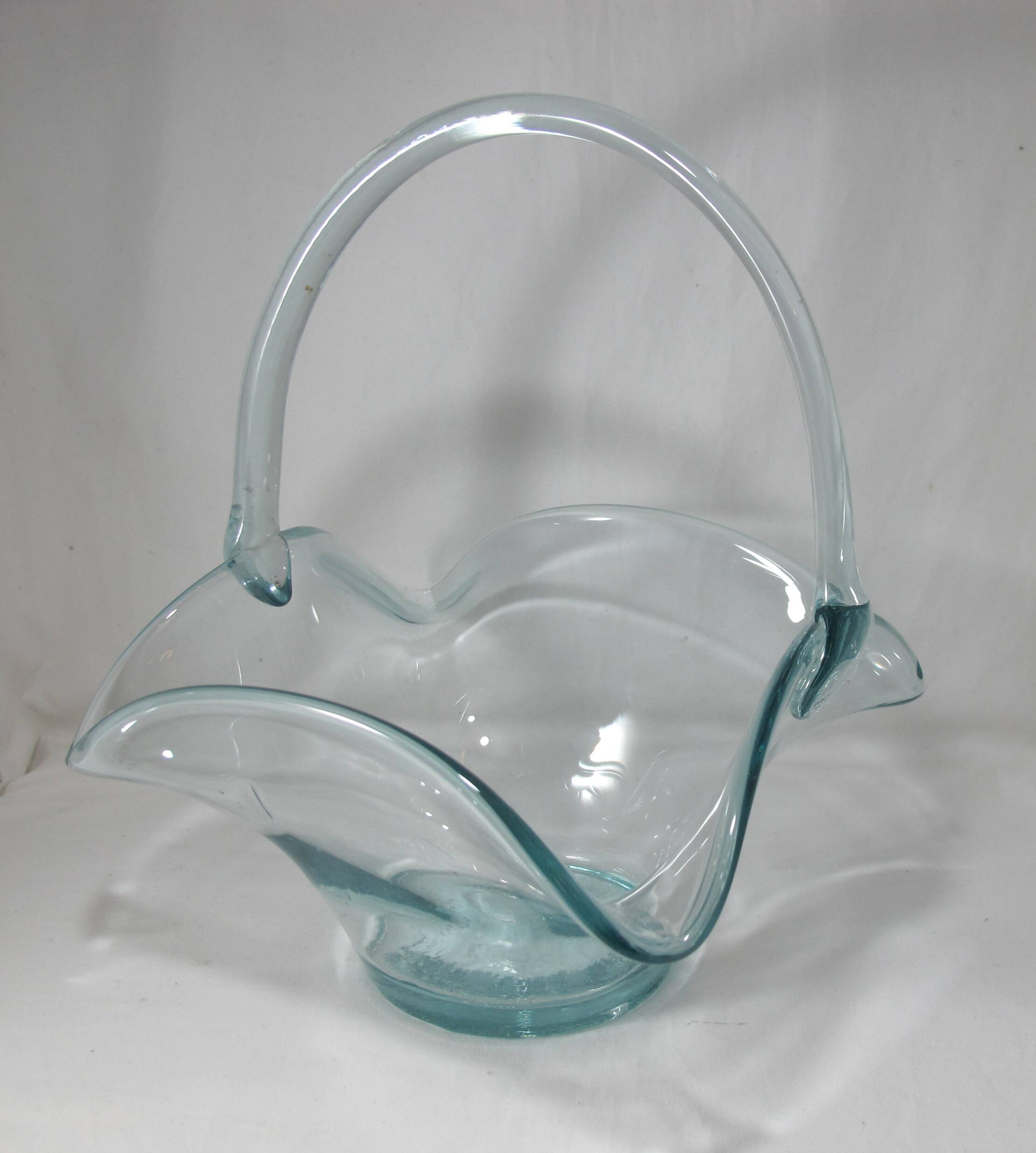 Basket-shaped glass basket