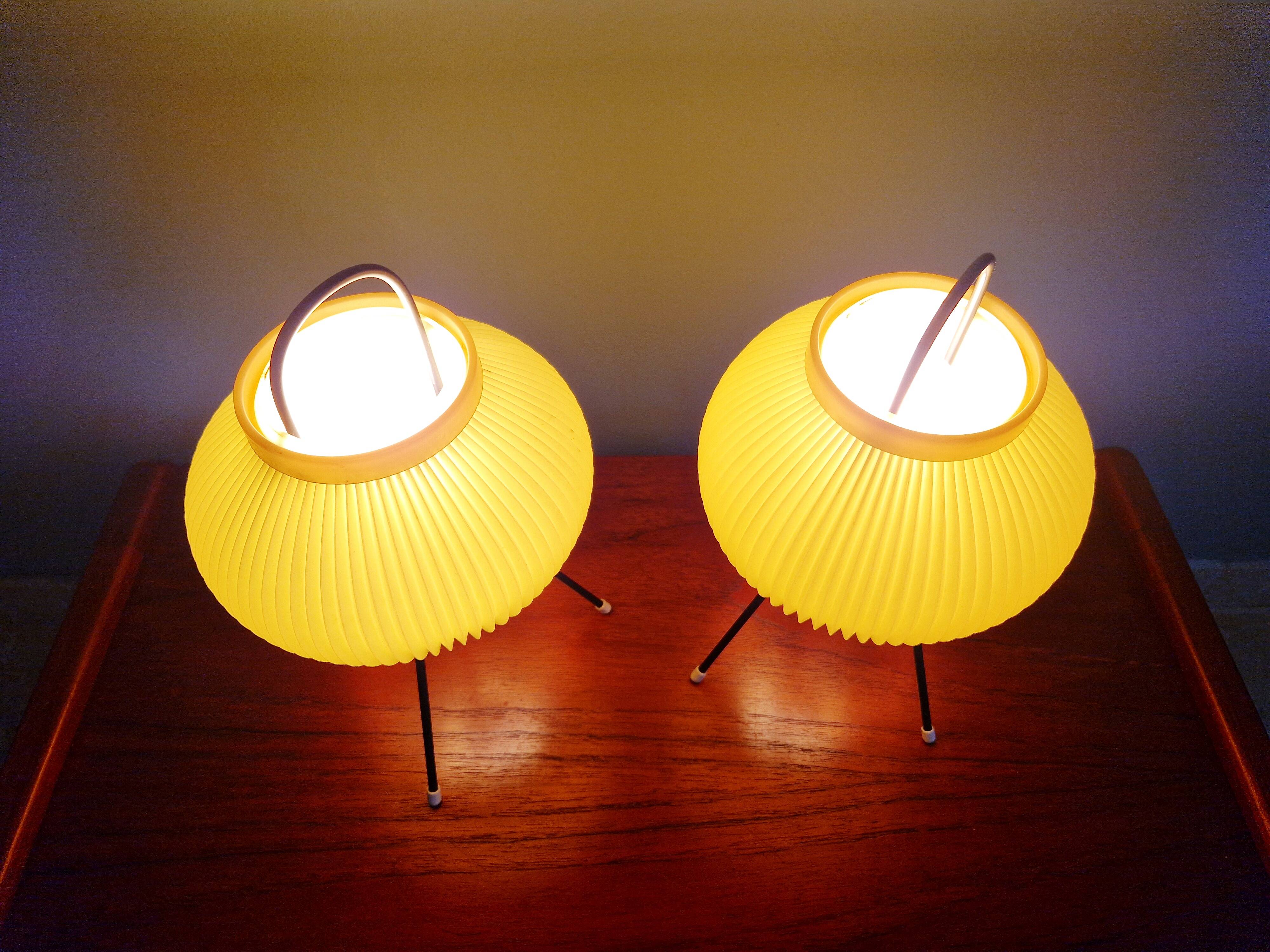 Paire de lampes tripode en celluloïd plissé vert pâle, 1960