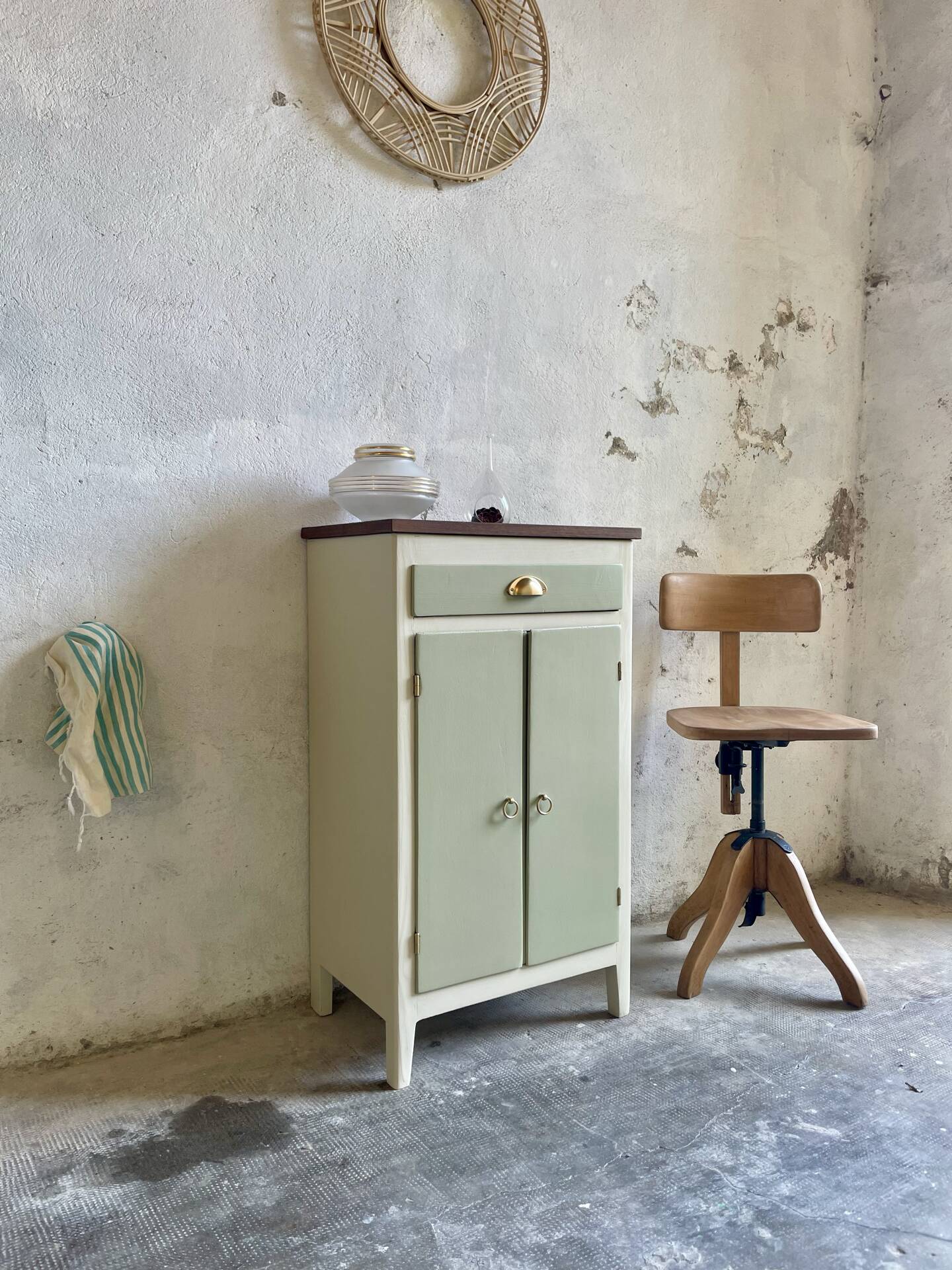 Petit buffet confiturier parisien vintage vert sauge – charme rétro