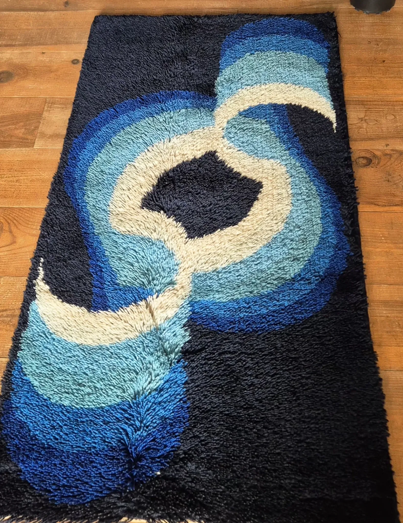 Vintage blue Space Age carpet from the 1970s in long pile wool.