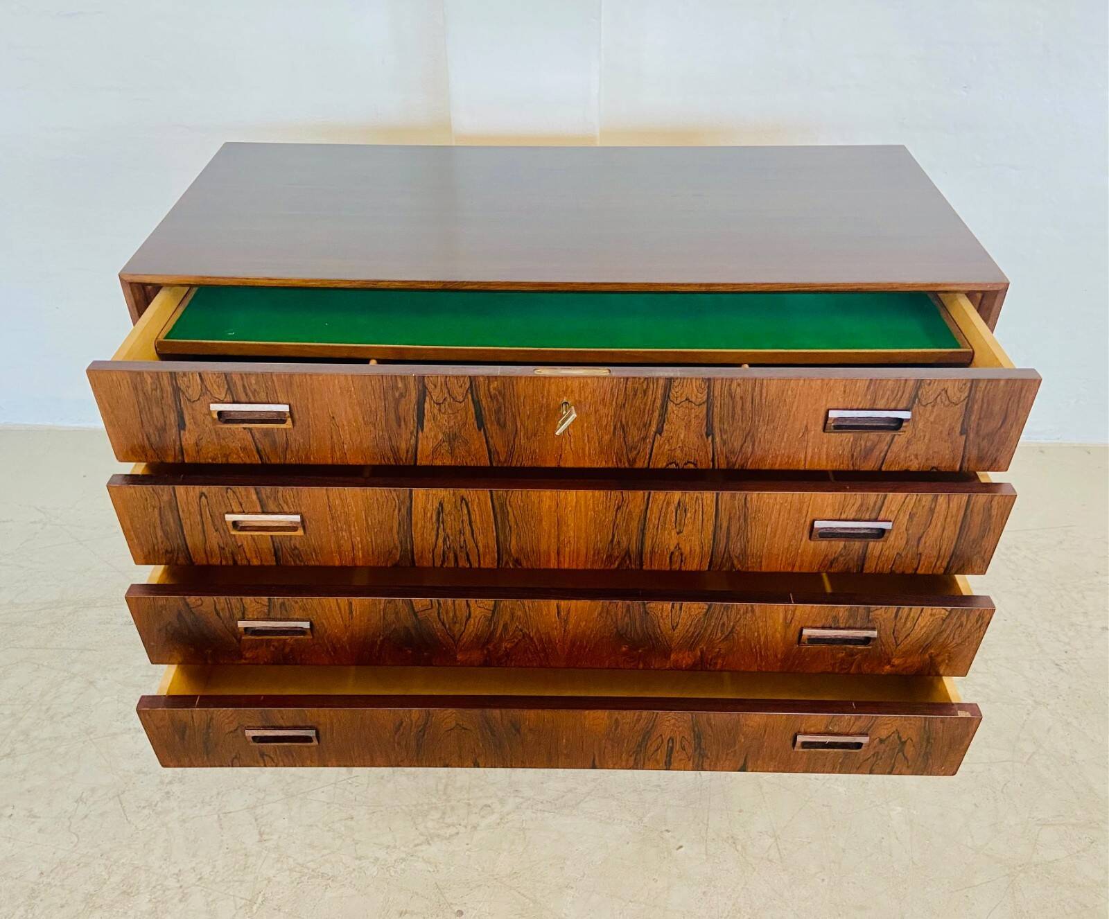Commode danoise vintage en palissandre du milieu du siècle par Kaj Larsen
