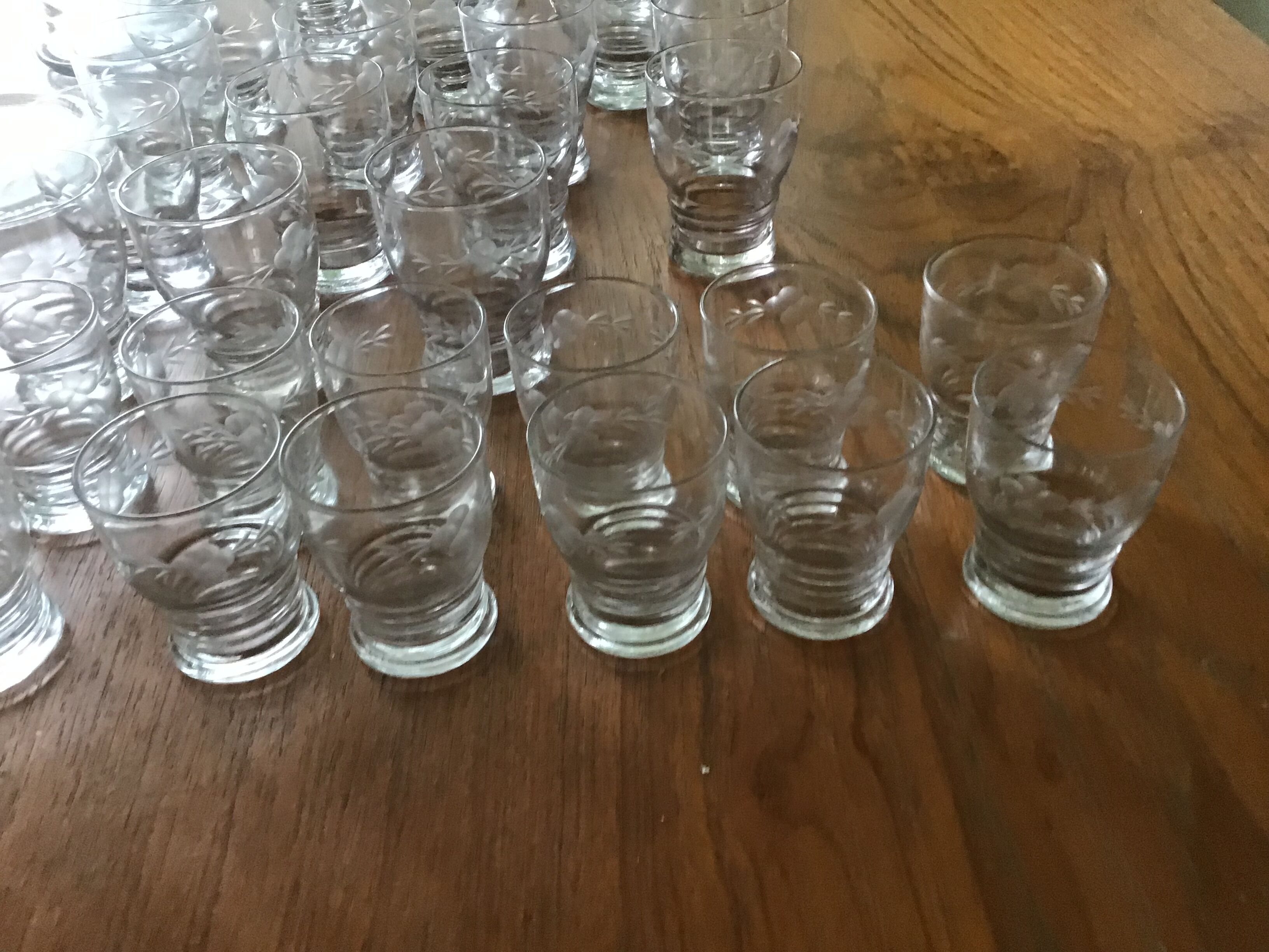 Service de verres avec carafes, pichet et dessous de  bouteille