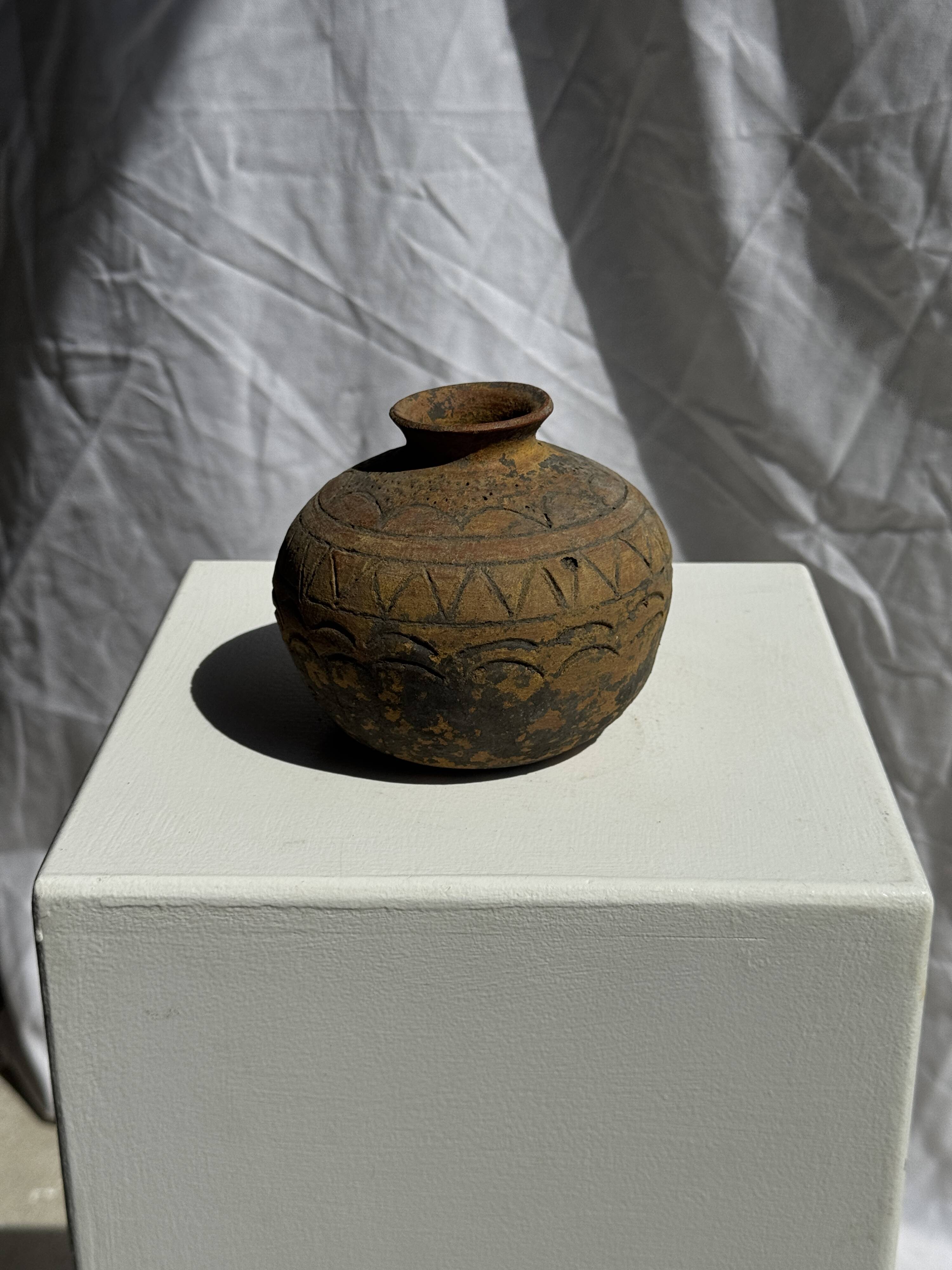 Small round ancient vase in engraved terracotta, Indonesian polychromy H10 D1