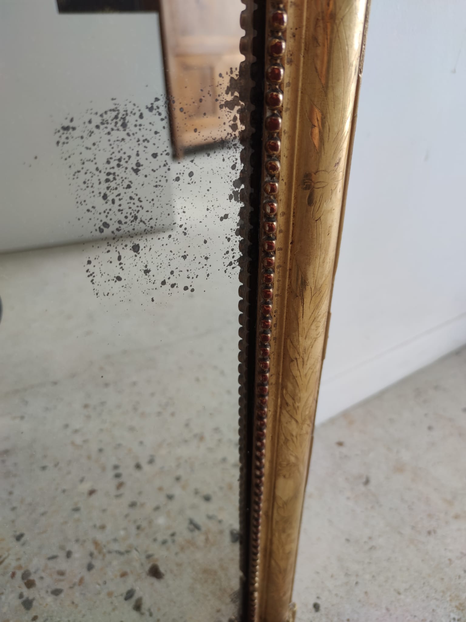 Long wooden mirror and gilded stucco with pearl rays H: 2m45 L: 40cm