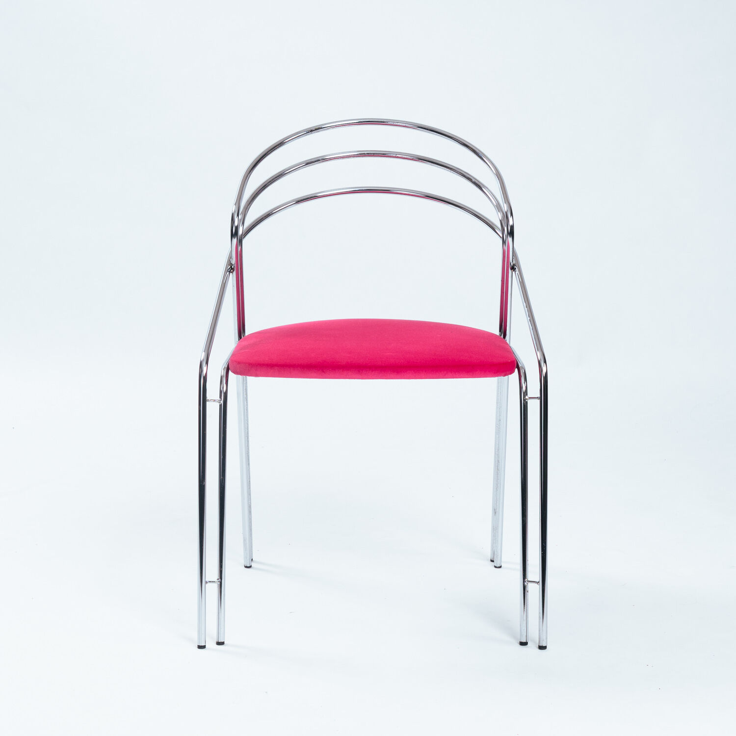 Ensemble de quatre chaises de salle à manger italiennes des années 50 en chrome et velours rose.
