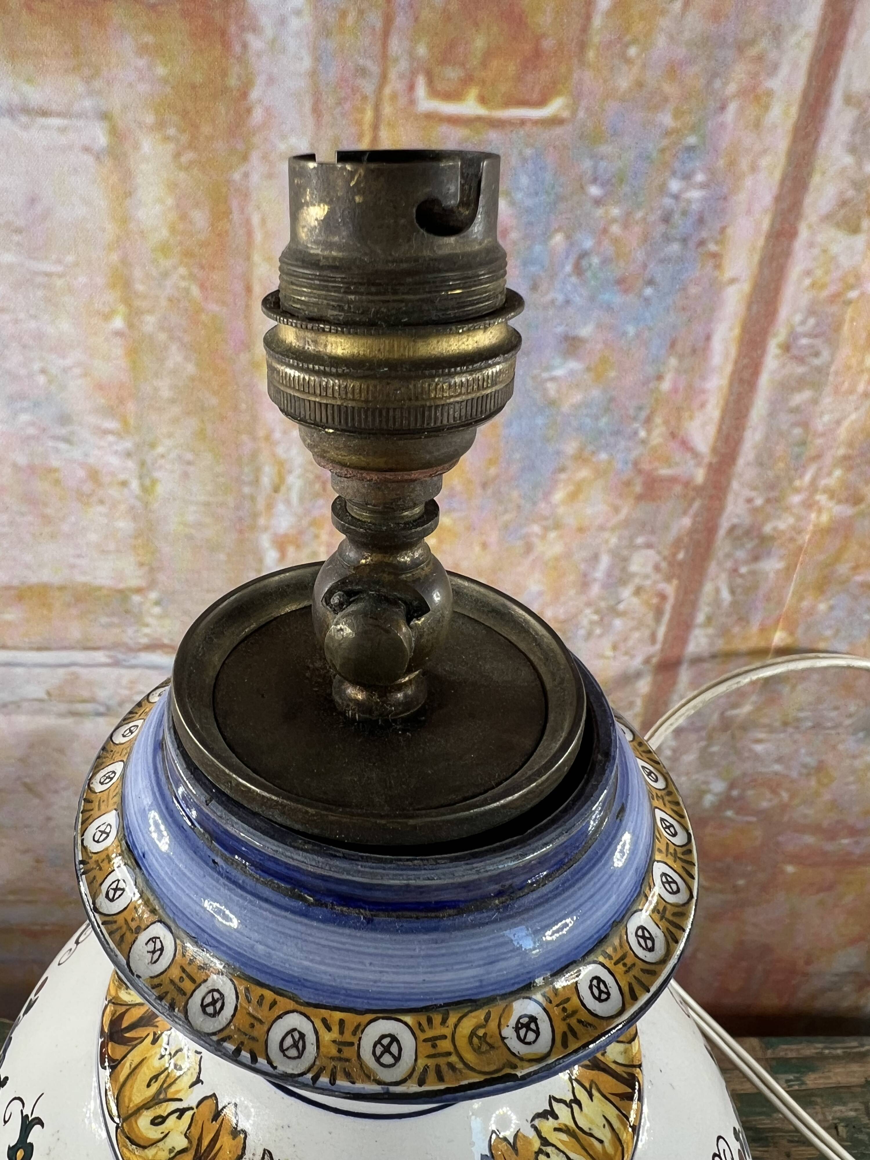 Lampe ancienne en faïence attribuée à Gien – décor Renaissance