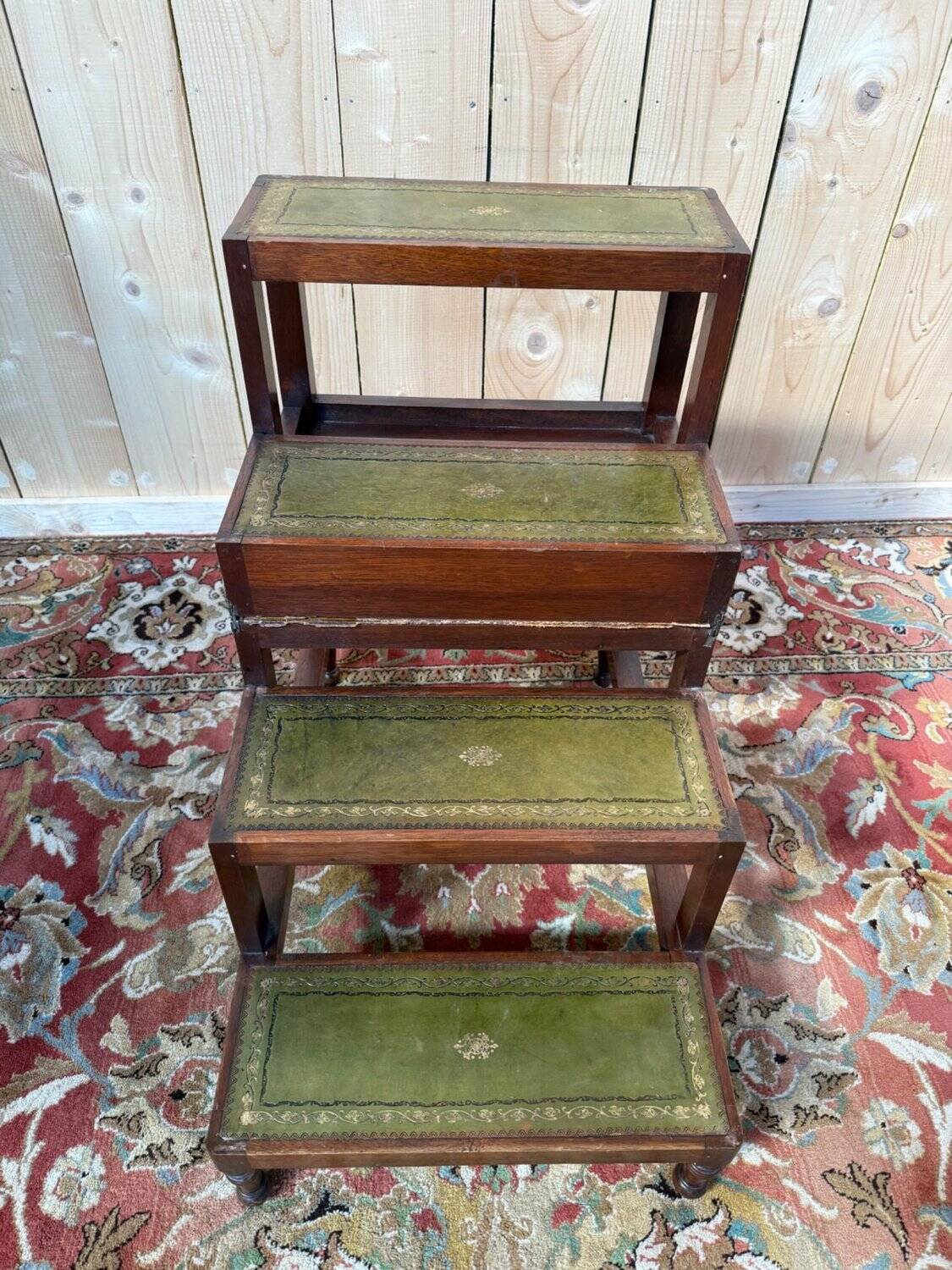 Escalier de bibliothèque anglais XIXe siècle, cuir vert doré