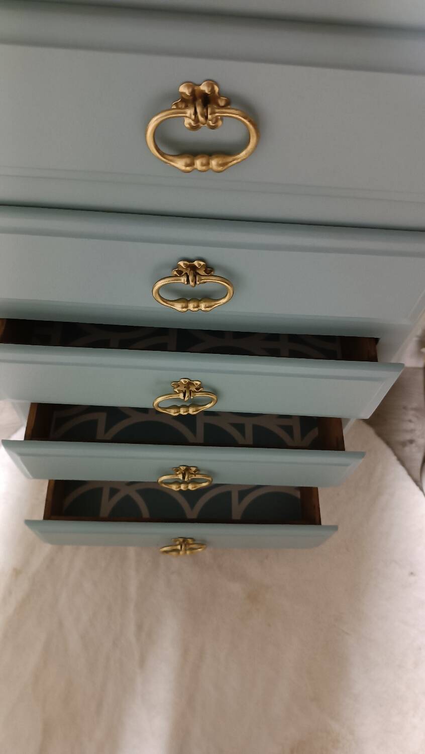 Louis XV style chest of drawers / commode