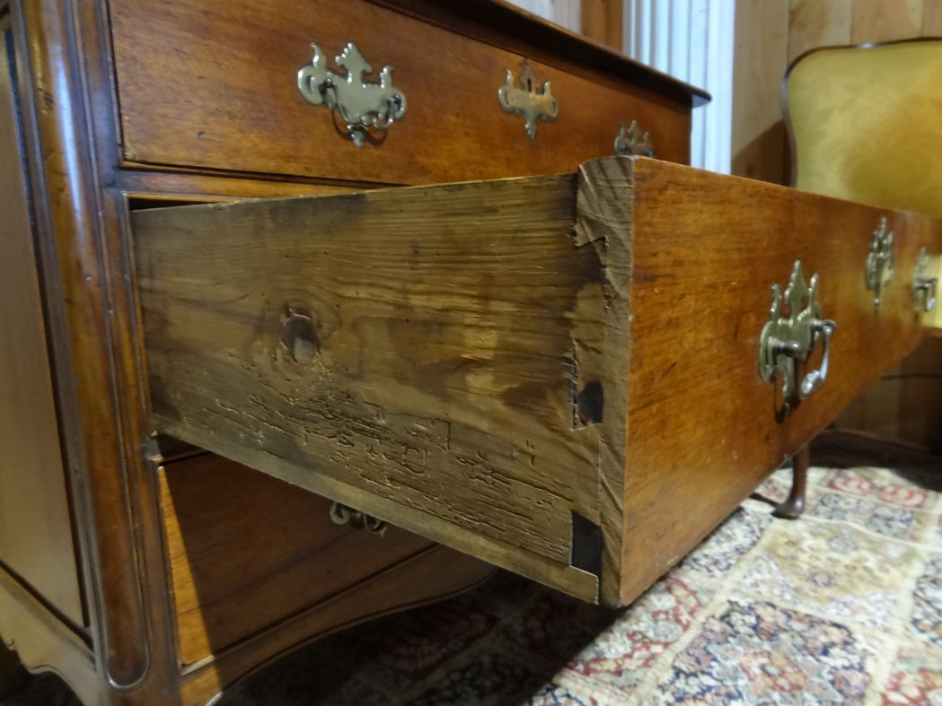 Late 18th century chest of drawers in light mahogany