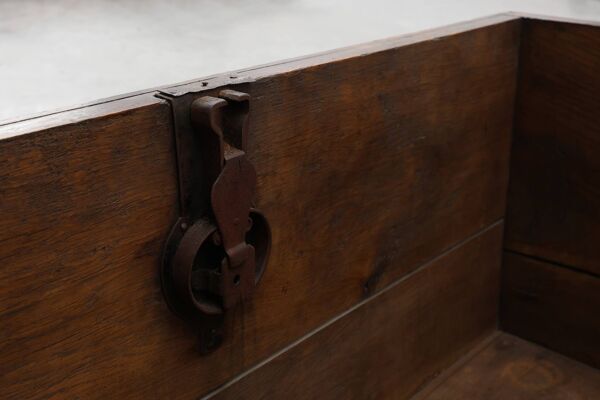 Grand coffre provincial en chêne du XVIIIe siècle, France