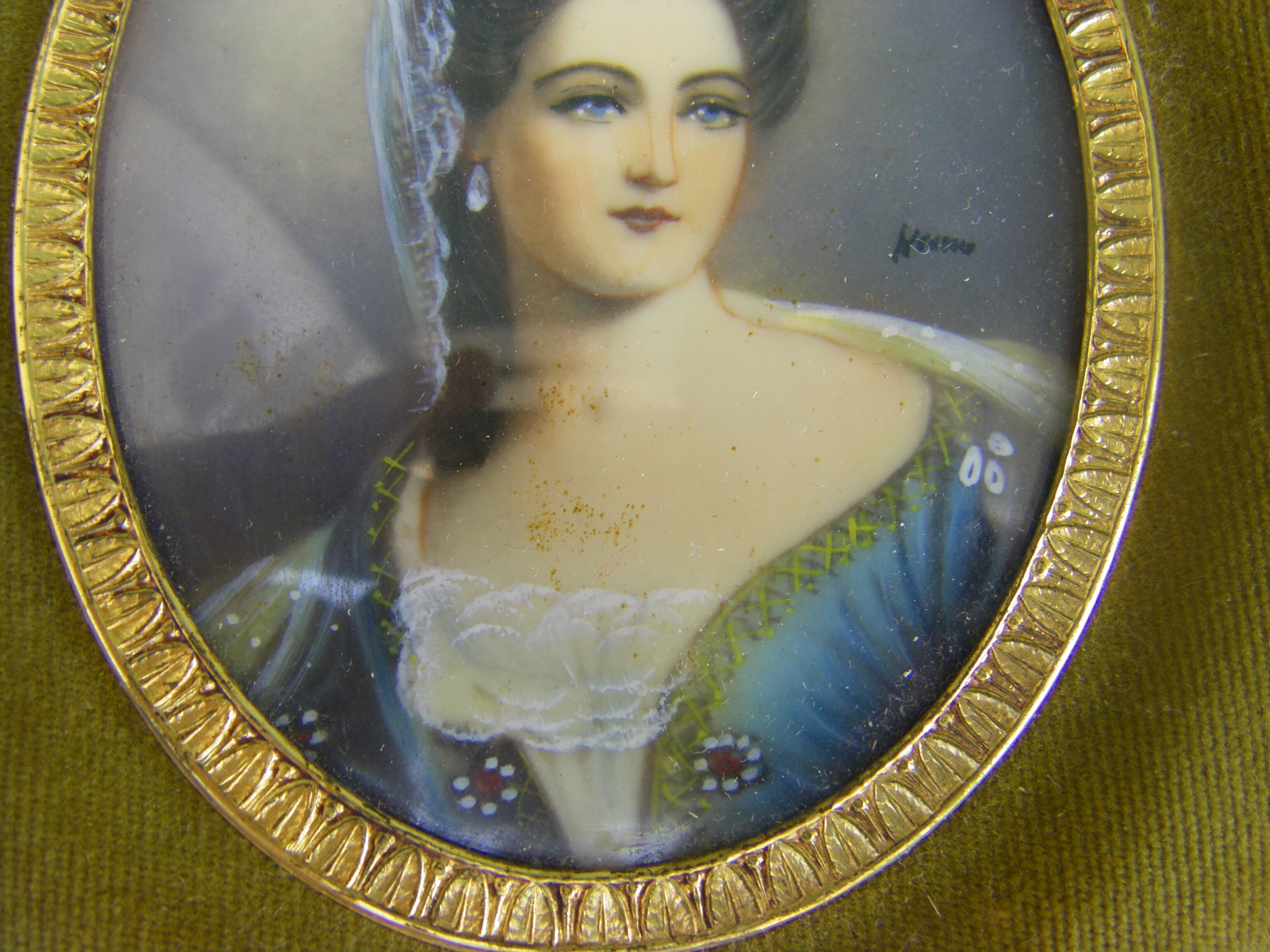 Portrait miniature medallion