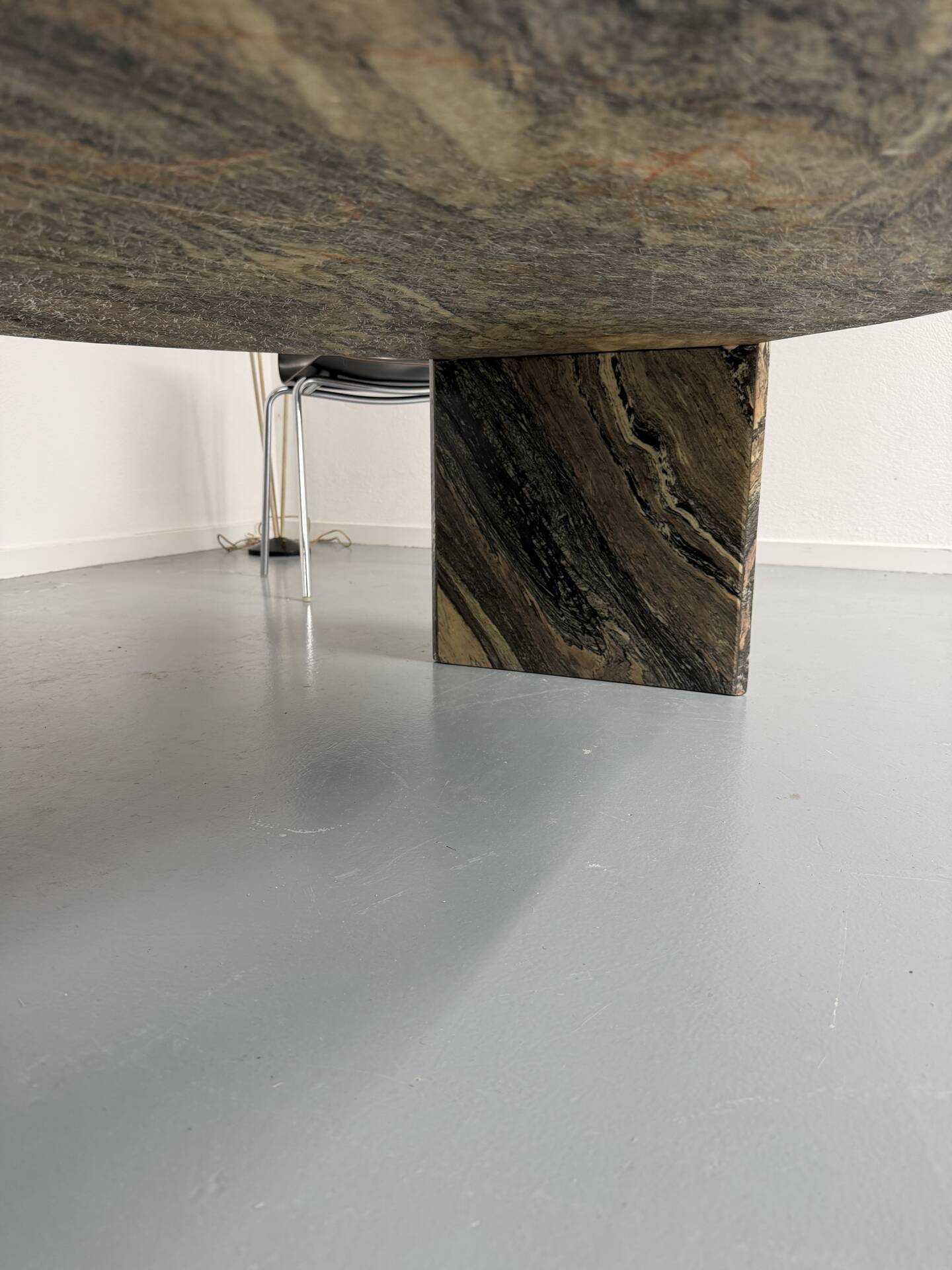 Sculptural coffee table eye veined marble Italian design 1970s