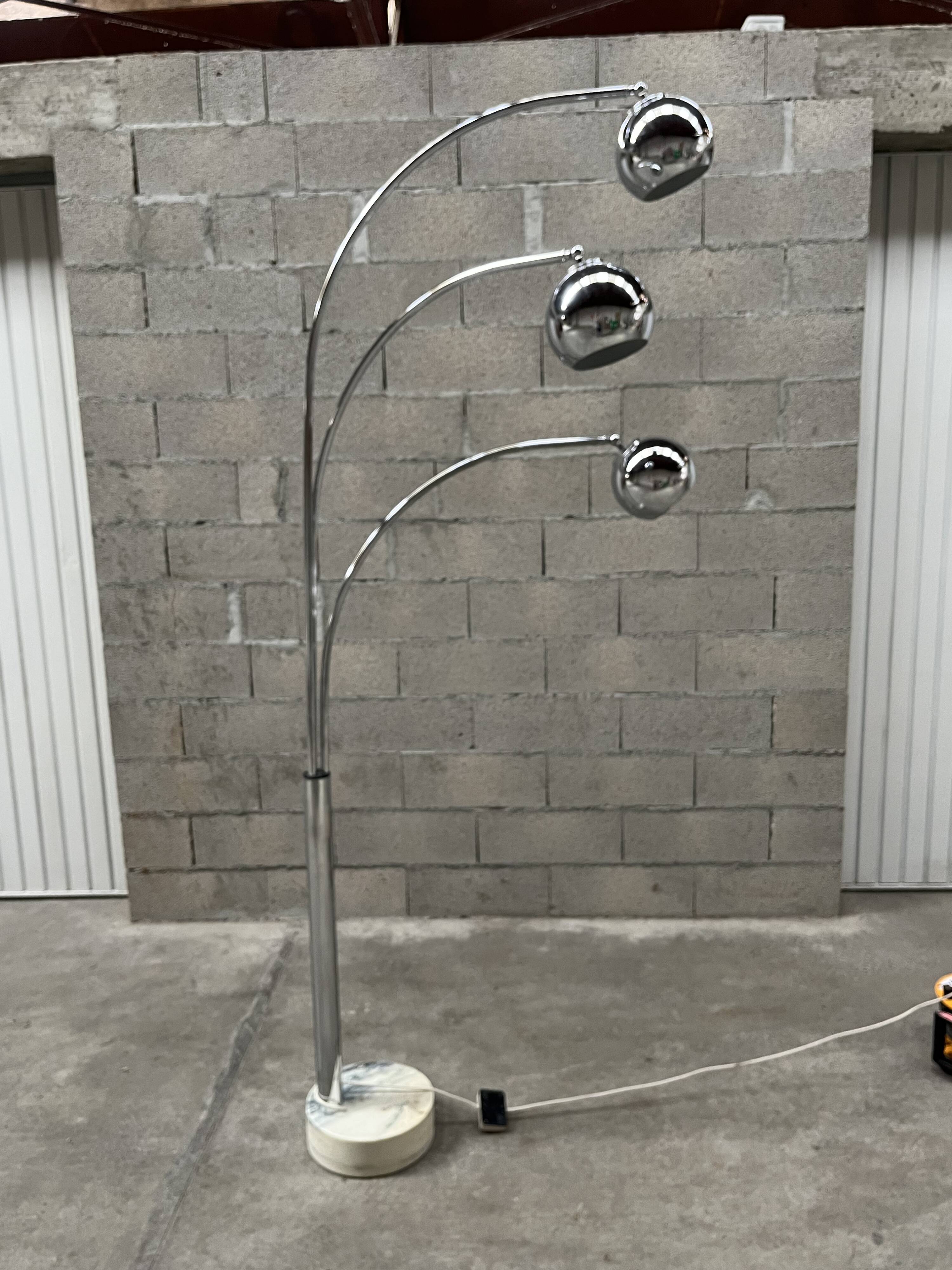 Lily of the valley floor lamp 1970 design Goffredo Reggiani